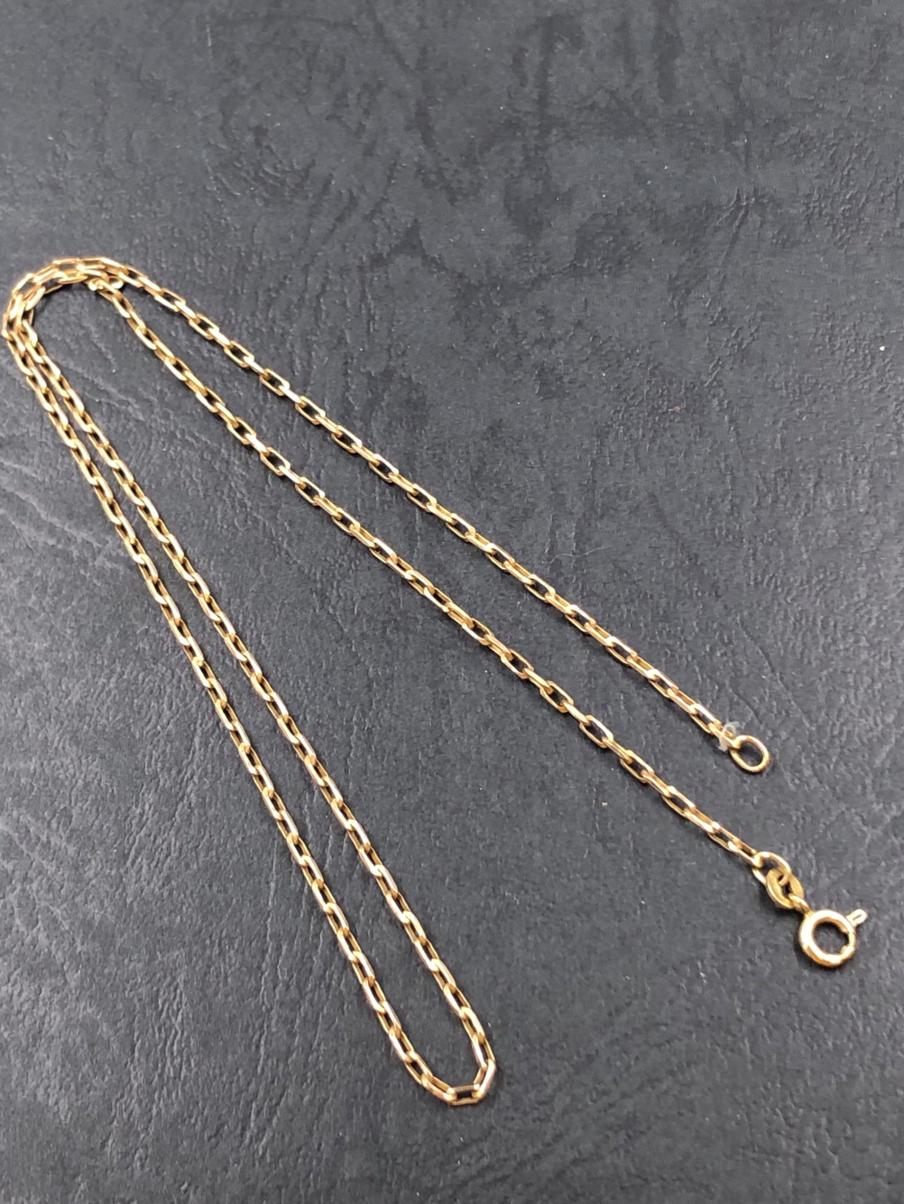 A UNOAERRE ITALIAN 9ct GOLD SQUARE BELCHER CHAIN. LENGTH 47cms. WEIGHT 4.37grms.