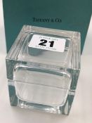 A TIFFANY AND CO SMALL CRYSTAL JEWELLERY / TRINKET BOX WITH REMOVABLE COVER. THE BASE ENGRAVED