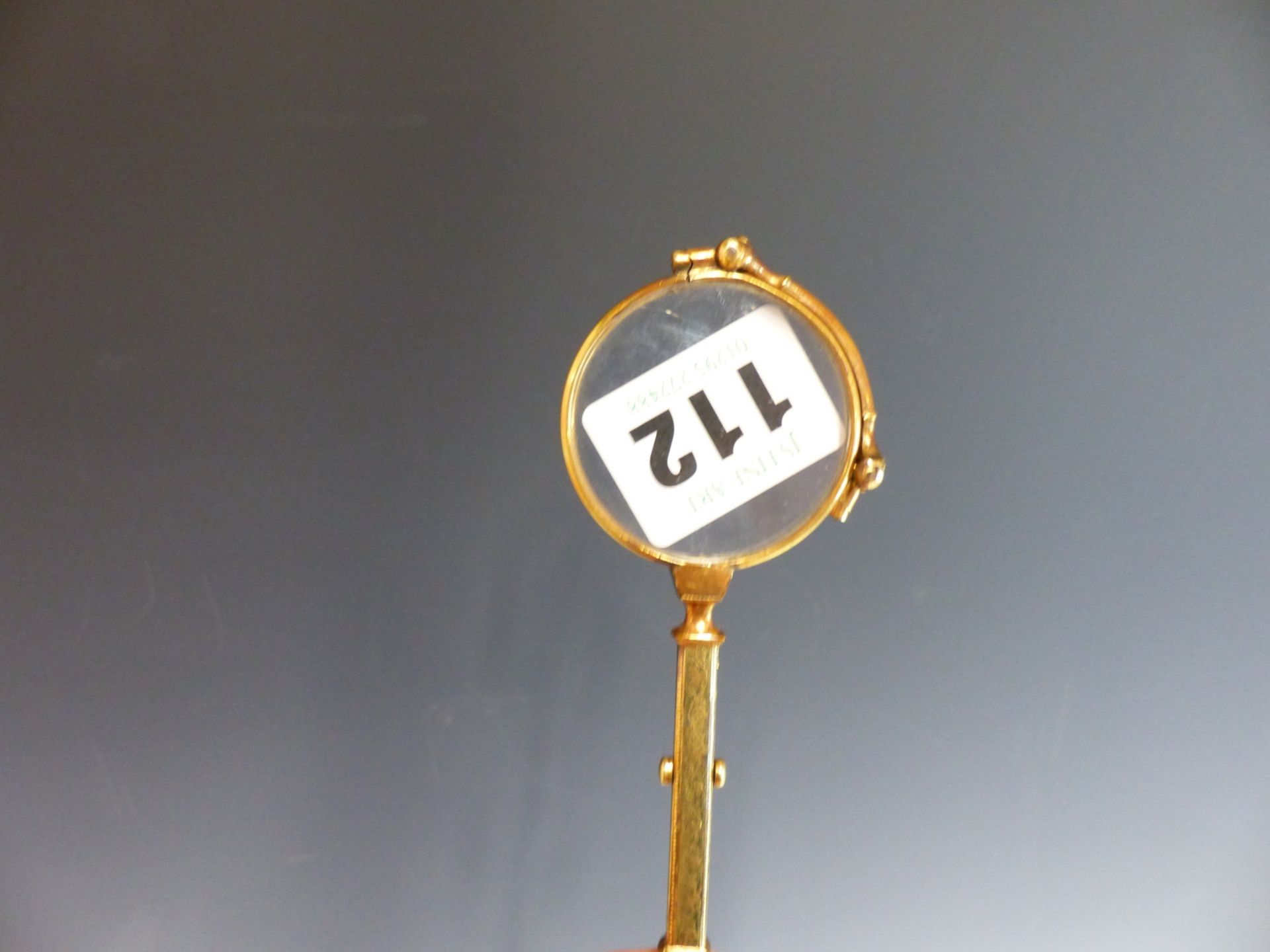 A FOLDING LORGNETTE WITH ENGRAVED GOLD PLATED FRAME. - Image 4 of 5