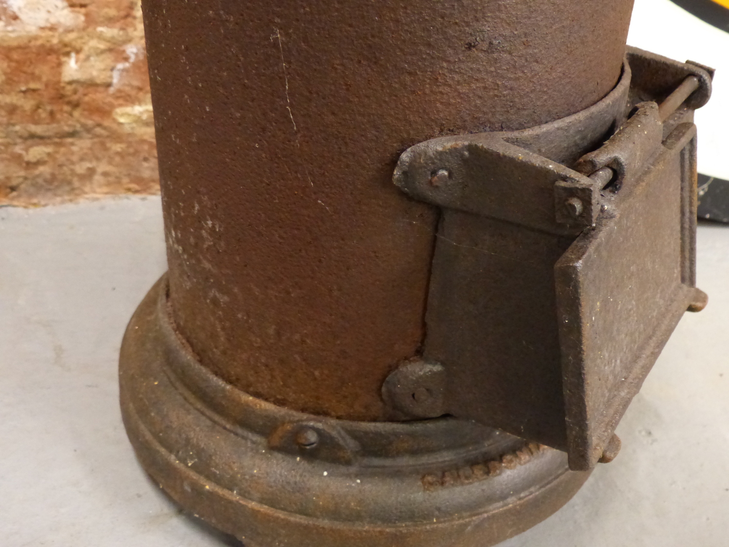 AN ANTIQUE CAST IRON TORTOISE STOVE FOR A SHEPHERDS HUT OR ROMANY WAGON. - Image 4 of 5