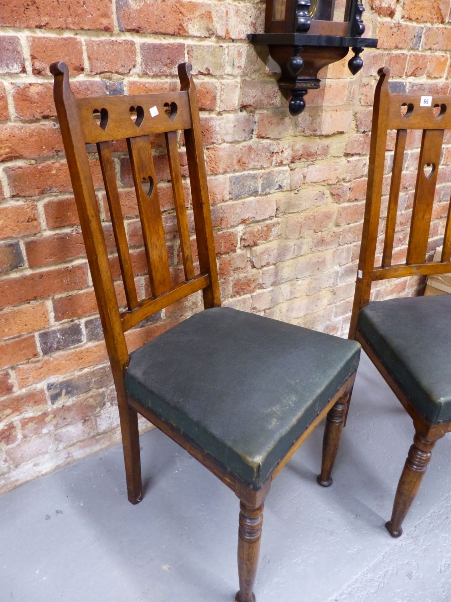 A PAIR OF EARLY 20th CENTURY ARTS AND CRAFTS STYLE OAK DINING CHAIRS WITH PIERCED HEART BACKS AND - Image 4 of 4
