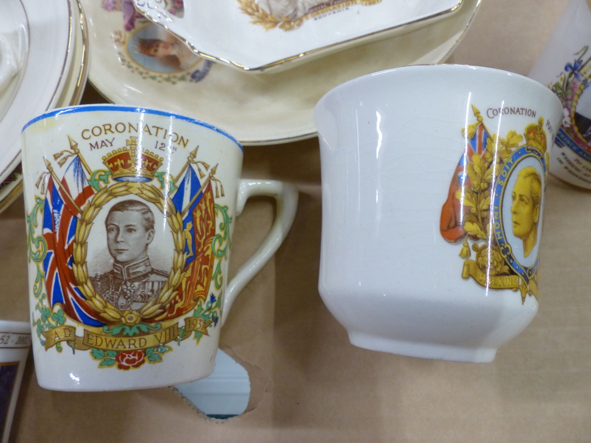 A COLLECTION OF VARIOUS ROYAL COMMEMORATIVE CHINA AND GLASSWARES TOGETHER WITH AN ENAMEL 1911 - Image 5 of 6
