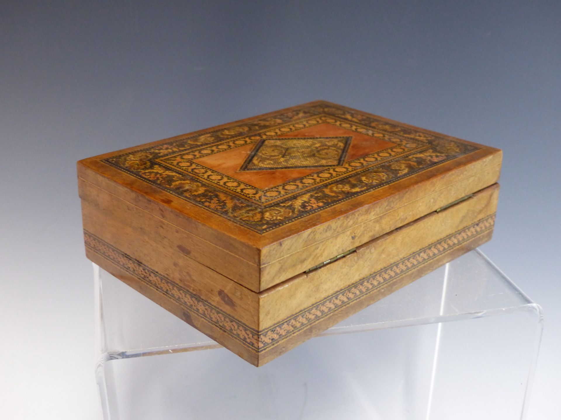 AN EARLY 20TH CENTURY TUNBRIDGE WARE INLAID HINGE LID BOX. - Image 4 of 4