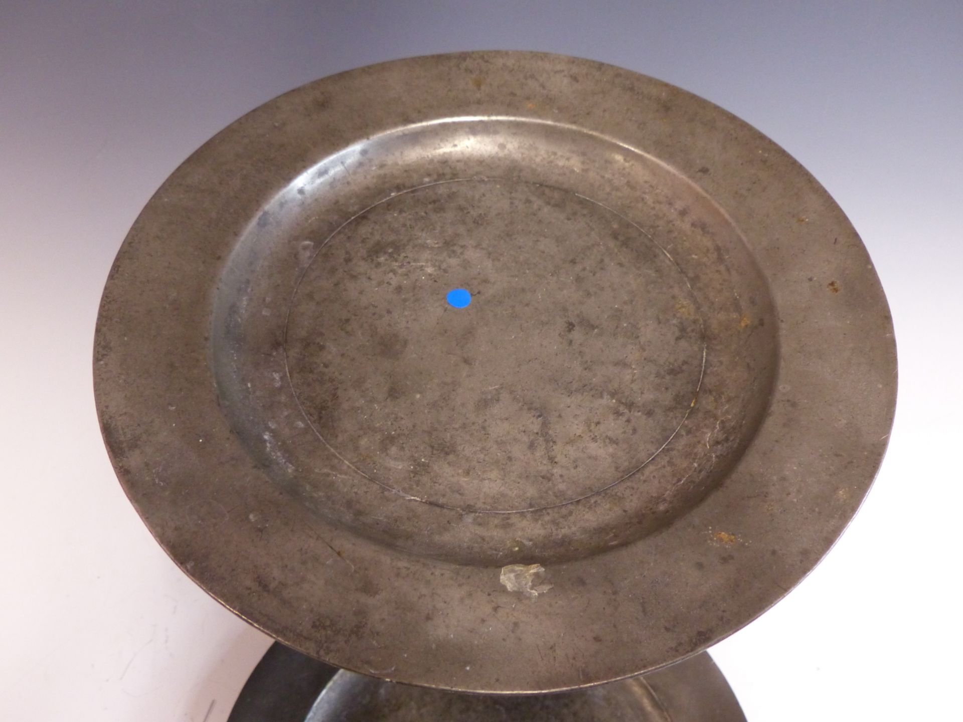 AN 18TH CENTURY PEWTER CHARGER WITH WELL DEFINED LONDON TOUCH MARKS FOR SAMUEL DUNCOMBE. TOGETHER - Image 6 of 9