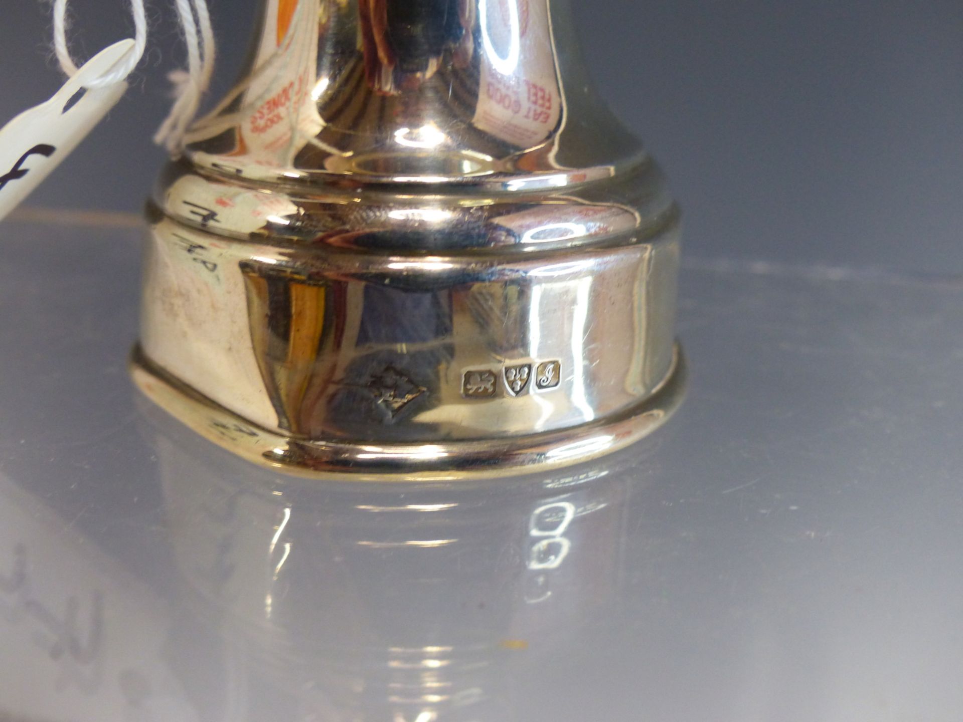 A HALLMARKED SILVER PEPPER MILL WITH CHESTER MARKS. - Bild 2 aus 2