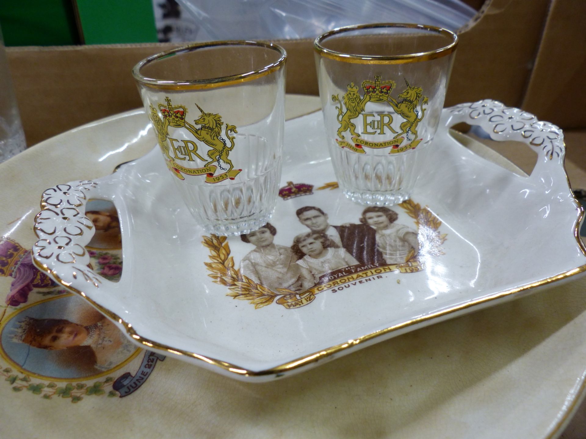 A COLLECTION OF VARIOUS ROYAL COMMEMORATIVE CHINA AND GLASSWARES TOGETHER WITH AN ENAMEL 1911 - Image 4 of 6