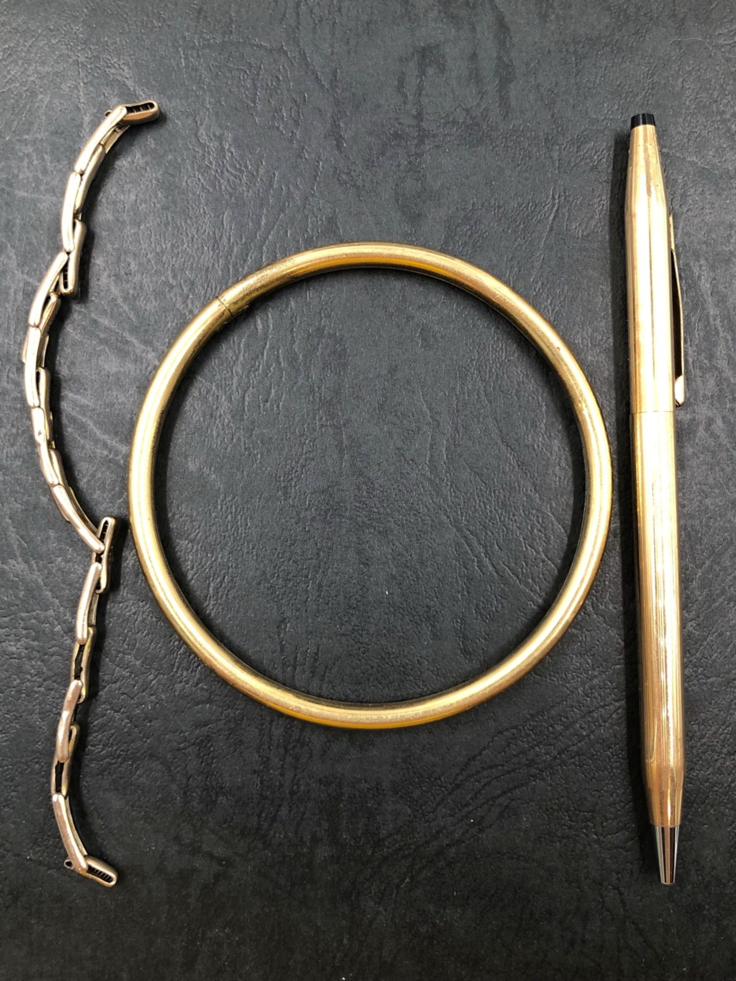 A ROLLED GOLD ARM BANGLE, A 14KT ROLLED GOLD CROSS PEN, AND 9ct GOLD SPRUNG AND EXPANDING WATCH