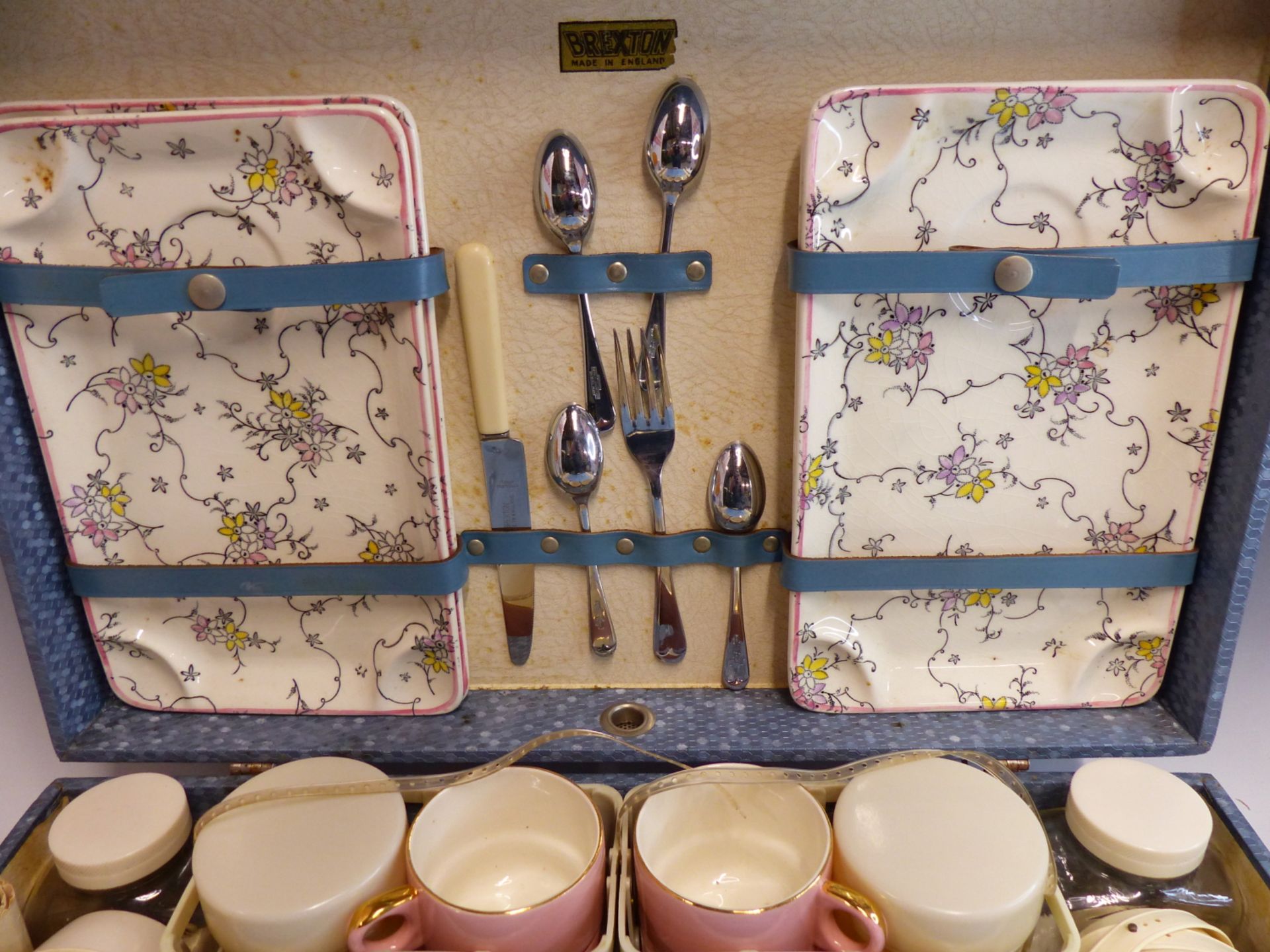 A VINTAGE BREXTON 1950'S FITTED PICNIC SET WITH WHITE BAKELITE FOLDING HANDLES. - Image 2 of 7