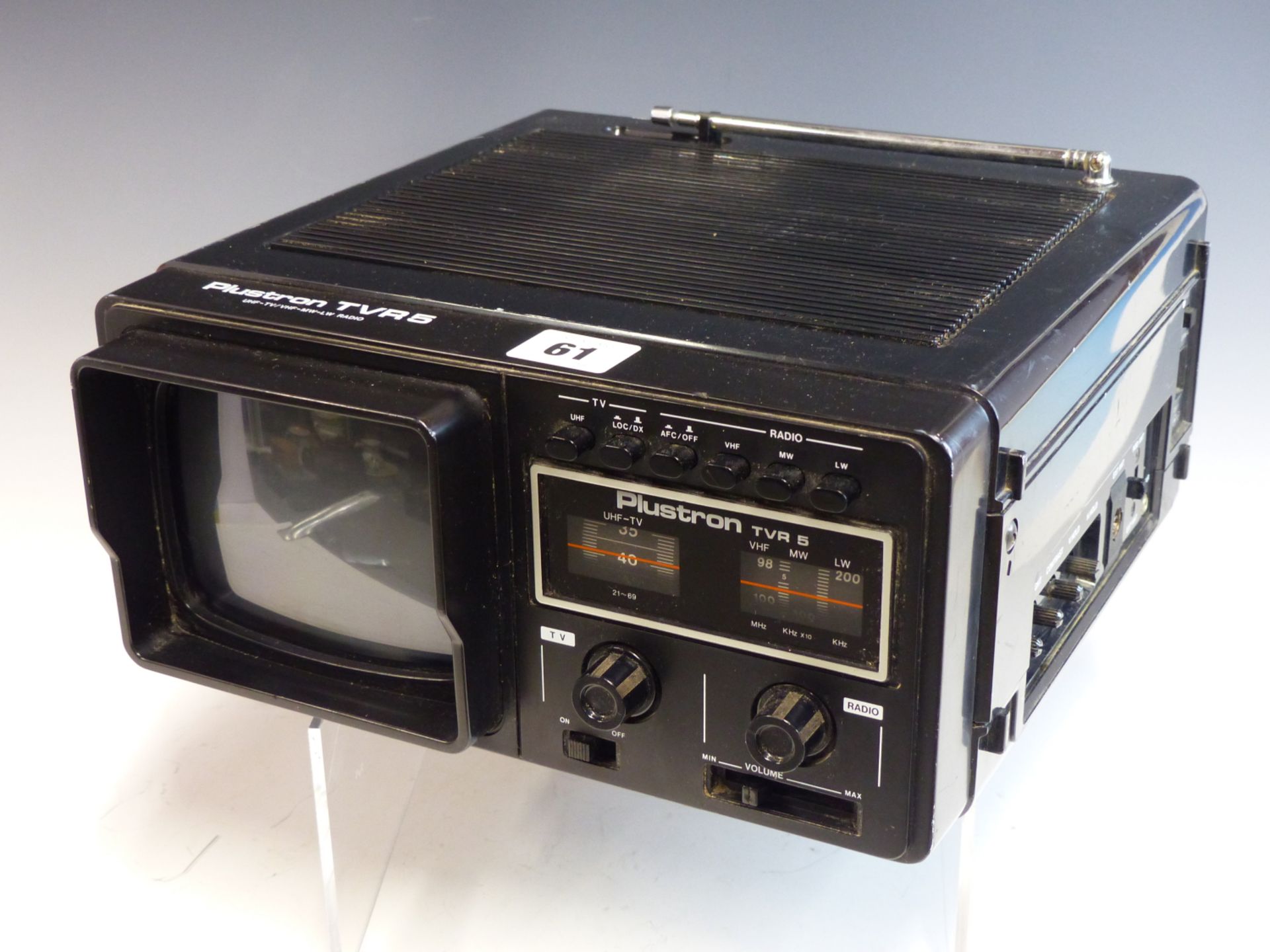 A RETRO VINTAGE PLUSTRON TVR 5 PORTABLE TV RADIO. - Image 2 of 5