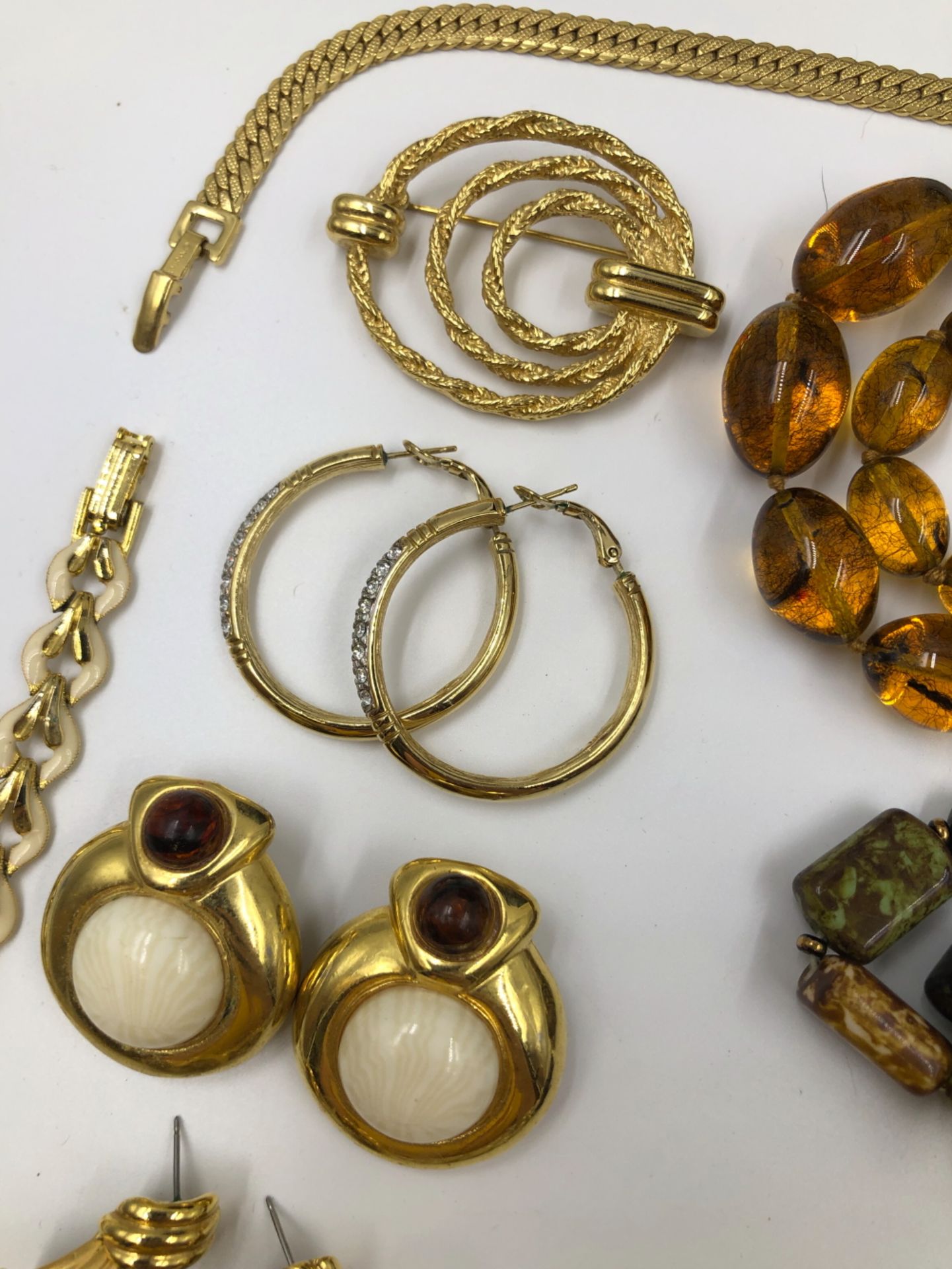 A COLLECTION OF FIVE PIECES OF MONET SIGNED COSTUME JEWELLERY, TOGETHER WITH OTHER VINTAGE COSTUME - Bild 2 aus 9