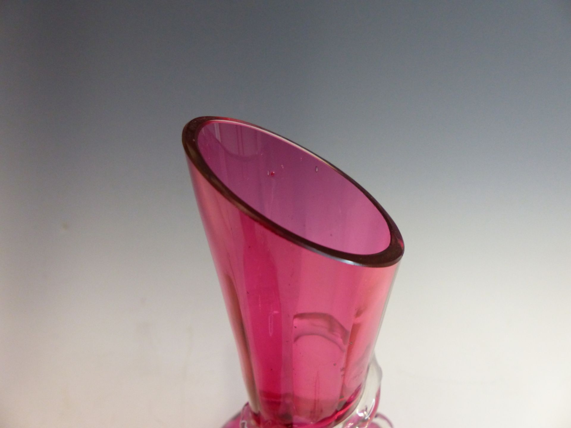 A PAIR OF EARLY 20TH CENTURY CRANBERRY GLASS VASES WITH SPIRAL AND FLOWER DECORATION. - Image 5 of 5
