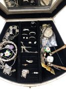 A COLLECTION OF VINTAGE AND LATER SILVER, GOLD AND COSTUME JEWELLERY, TO INCLUDE A PAIR OF 9ct
