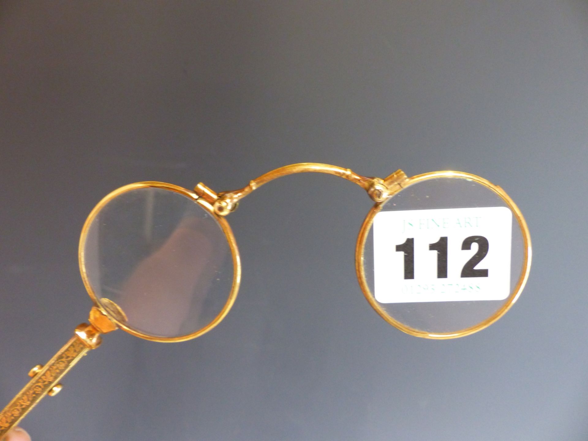 A FOLDING LORGNETTE WITH ENGRAVED GOLD PLATED FRAME. - Image 2 of 5