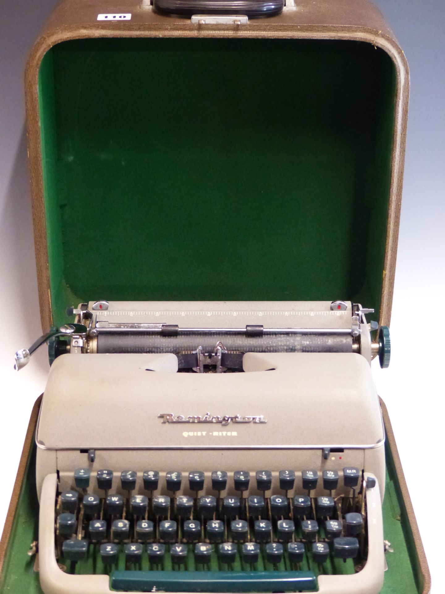 A VINATGE 1950'S REMINGTON TYPE WRITER.