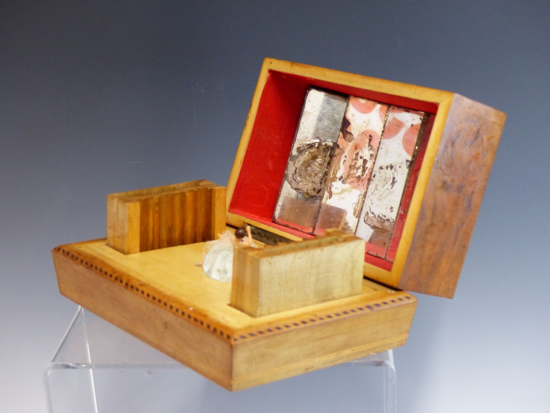 A SORRENTO INLAID WALNUT CIGARETTE DISPENSER BOX WITH MUSICAL MOVEMENT AND BALLERINA. - Image 2 of 4