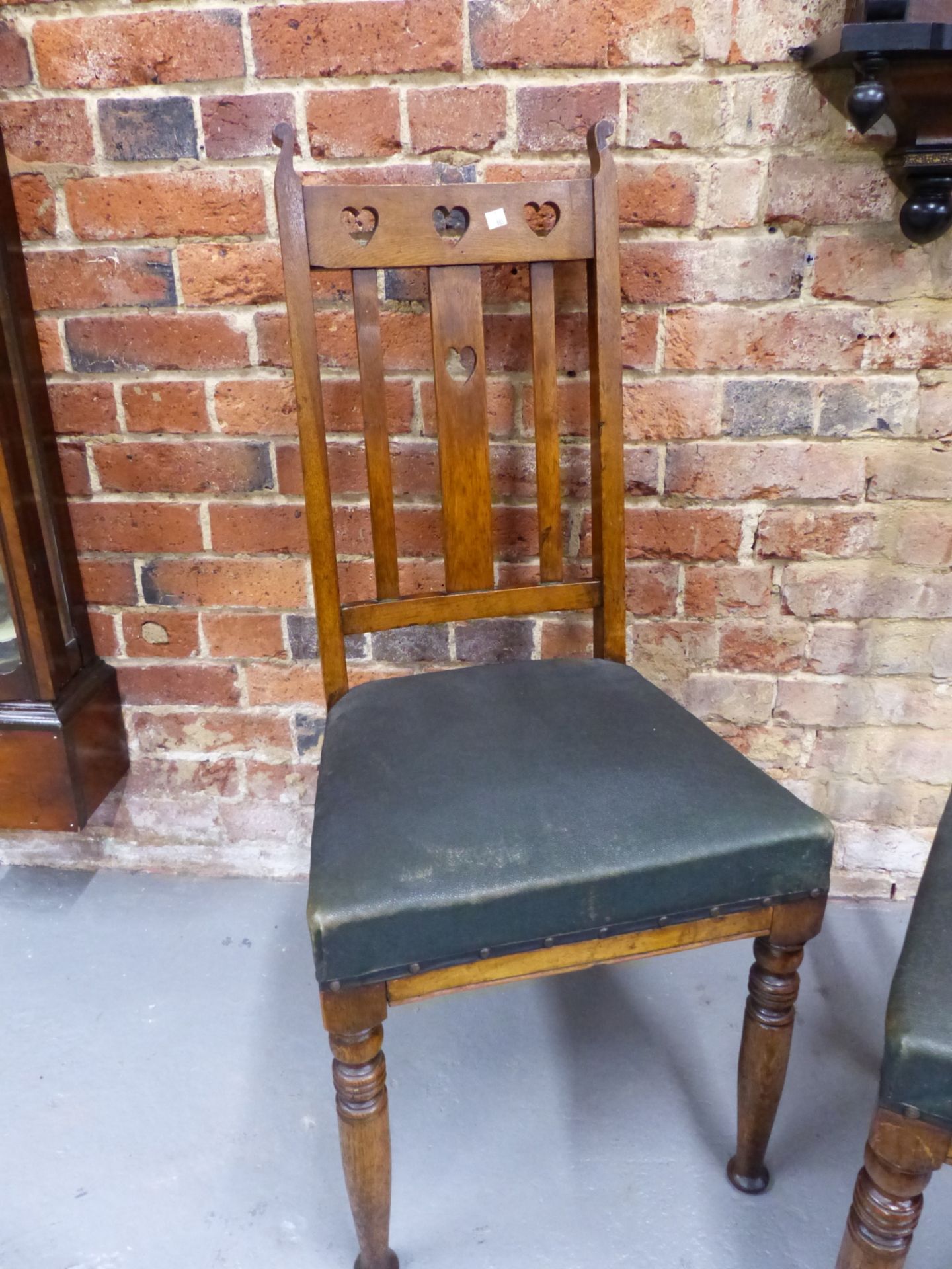 A PAIR OF EARLY 20th CENTURY ARTS AND CRAFTS STYLE OAK DINING CHAIRS WITH PIERCED HEART BACKS AND - Image 3 of 4
