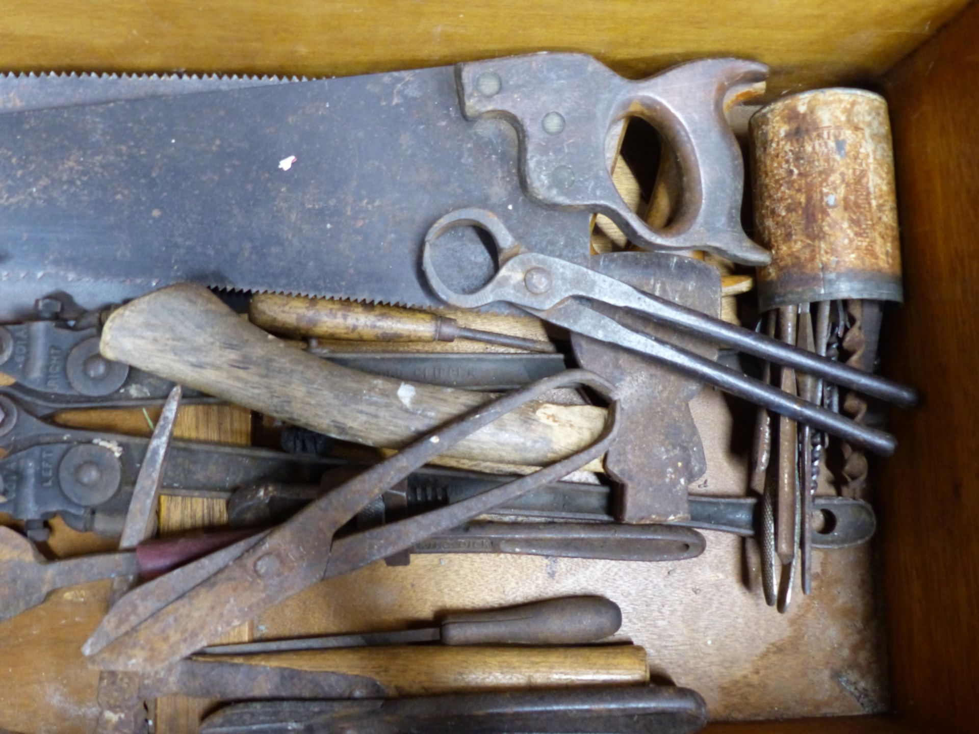 A GROUP OF VINTAGE CARPENTERS TOOLS INCLUDING WOODEN PLANE, A ROSEWOOD AND BRASS SQUARE, A LEVEL, - Image 6 of 6