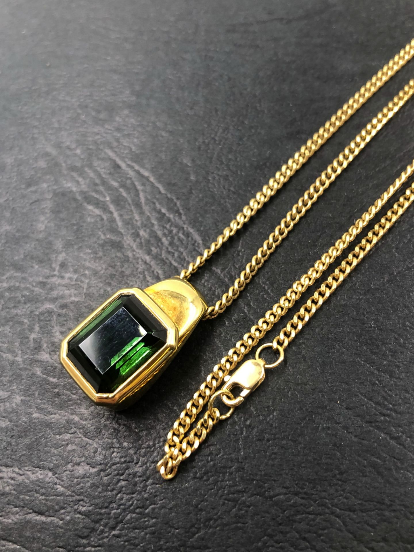 H.STERN. A GREEN TOURMALINE PENDANT, WITH SIGNATURE STAMP FOR H.STERN, ADDITIONAL 750 MARK, ASSESS - Bild 4 aus 5