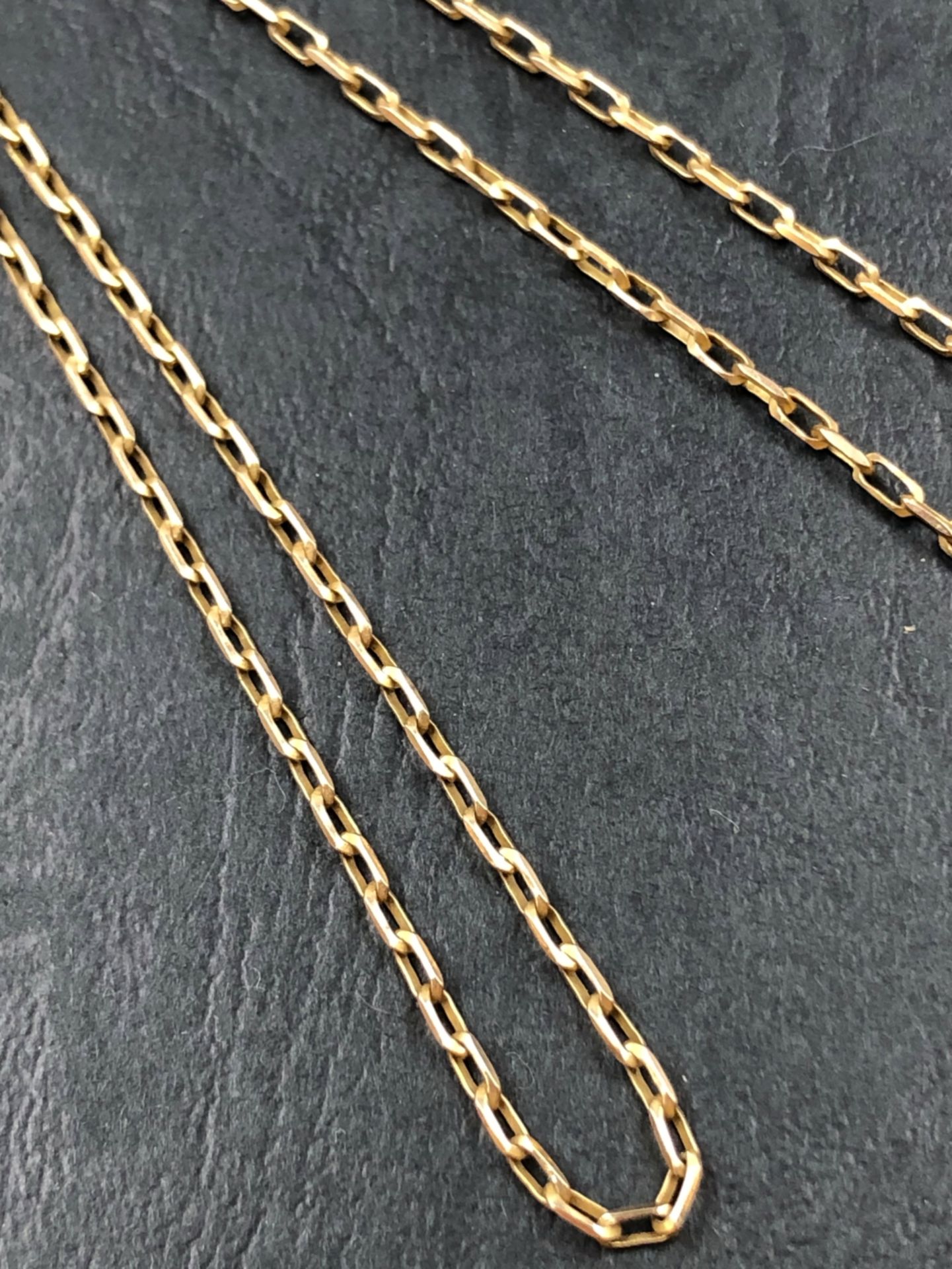 A UNOAERRE ITALIAN 9ct GOLD SQUARE BELCHER CHAIN. LENGTH 47cms. WEIGHT 4.37grms. - Bild 2 aus 2