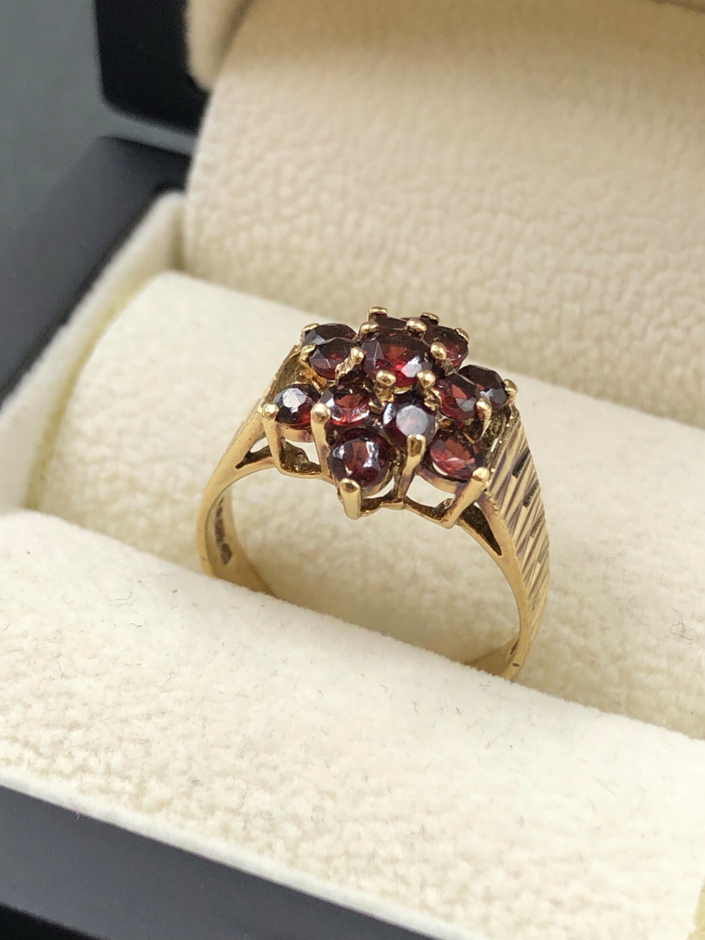 A 9ct HALLMARKED GOLD GARNET CLUSTER RING. FINGER SIZE P 1/2. WEIGHT 3.71grms - Image 2 of 2