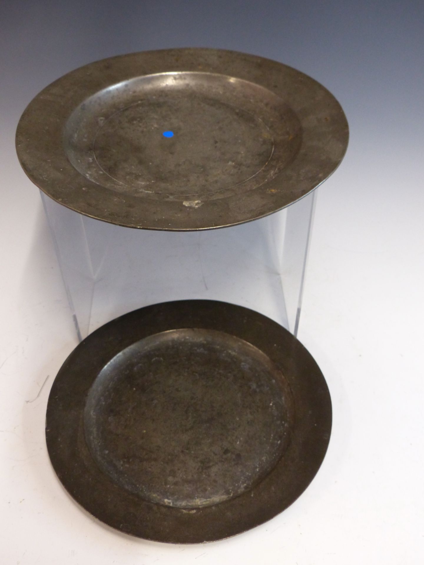 AN 18TH CENTURY PEWTER CHARGER WITH WELL DEFINED LONDON TOUCH MARKS FOR SAMUEL DUNCOMBE. TOGETHER - Bild 5 aus 9
