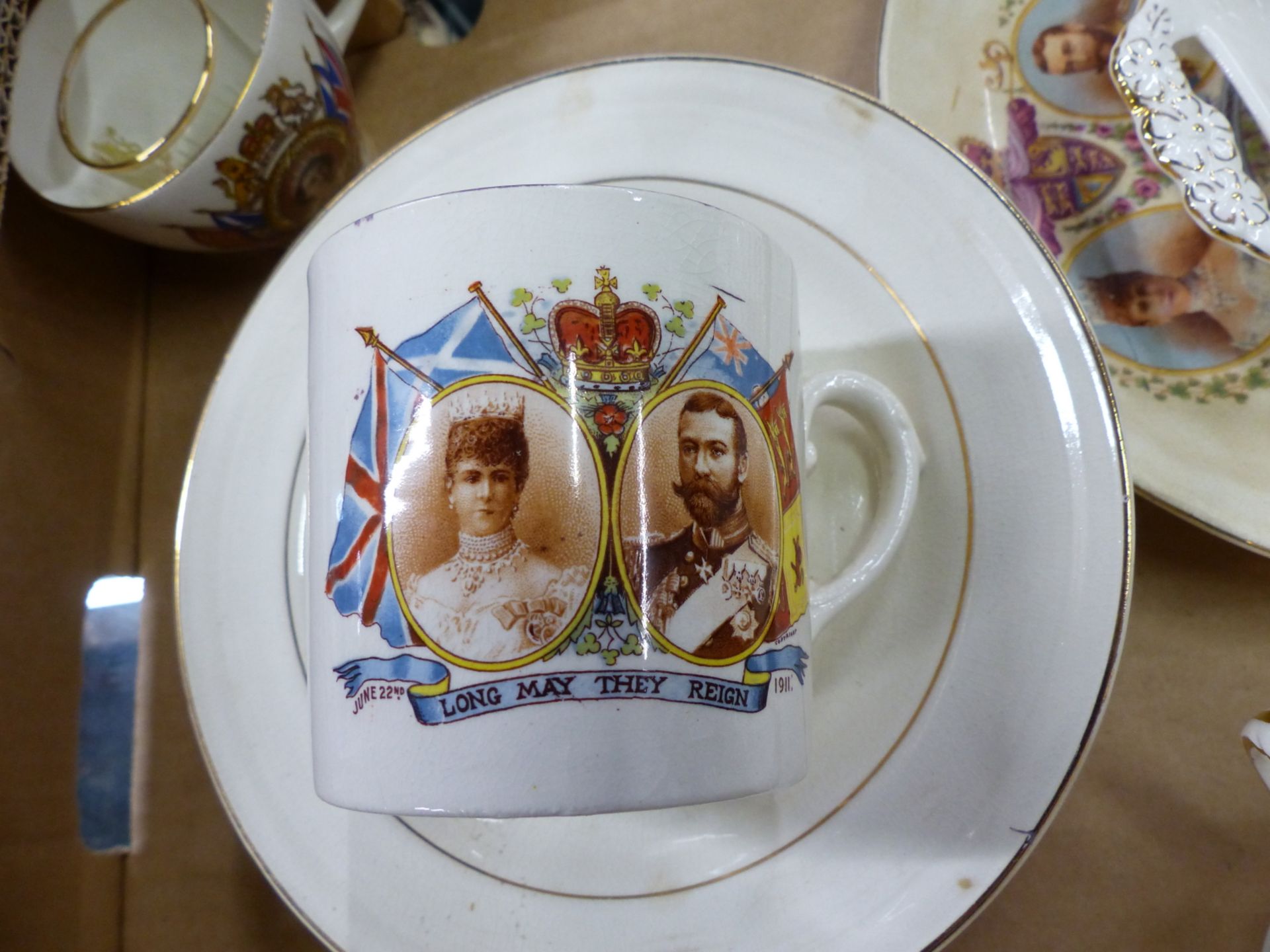 A COLLECTION OF VARIOUS ROYAL COMMEMORATIVE CHINA AND GLASSWARES TOGETHER WITH AN ENAMEL 1911 - Image 3 of 6