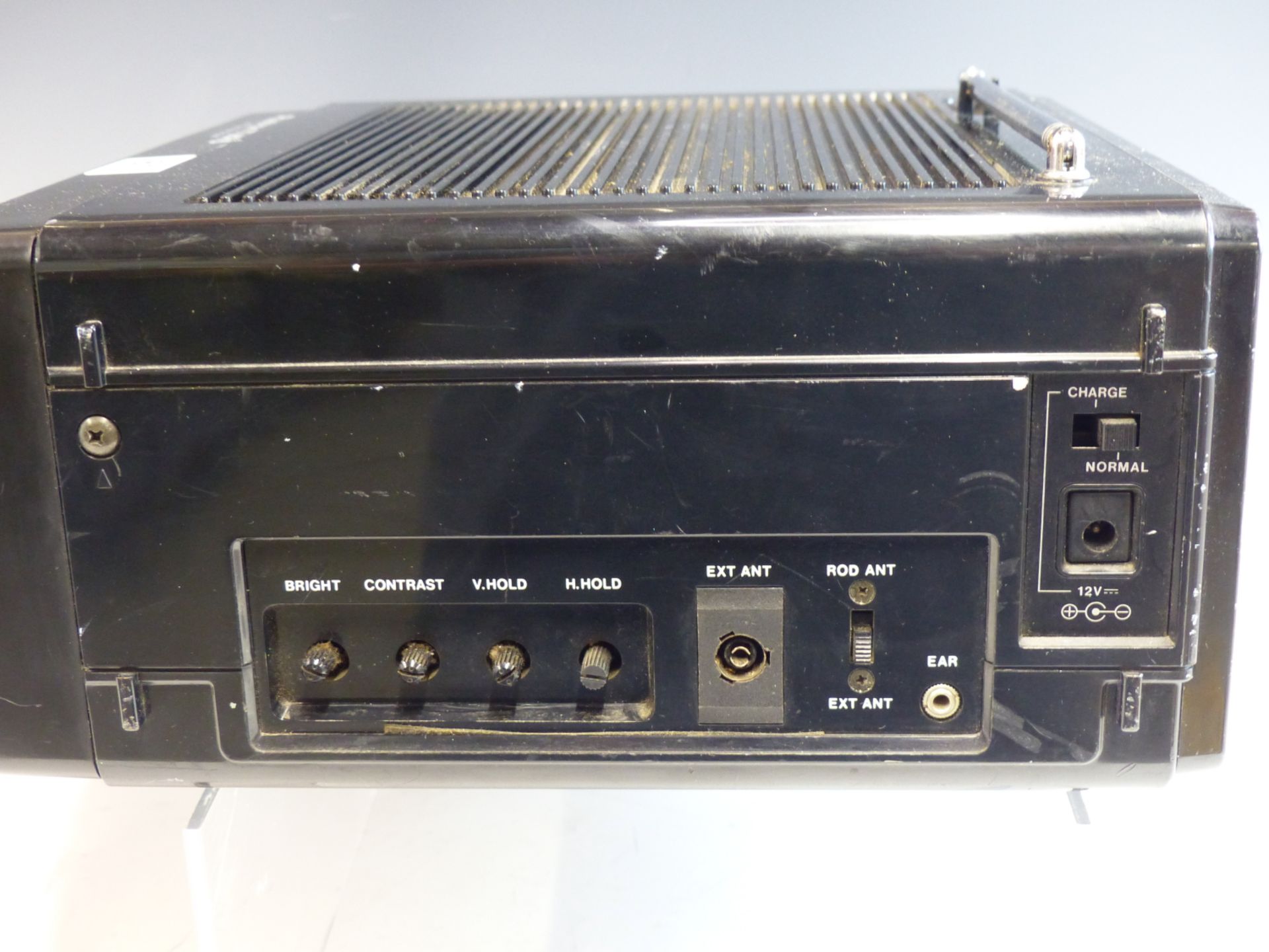 A RETRO VINTAGE PLUSTRON TVR 5 PORTABLE TV RADIO. - Image 5 of 5
