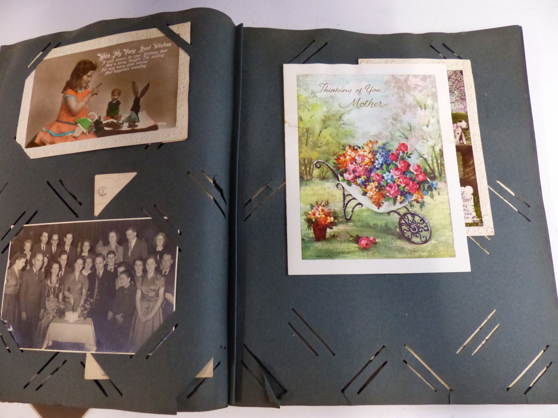 AN INTERESTING COLLECTION OF POSTCARDS AND GREETINGS CARDS TO INCLUDE A WALT DISNEY CUT OUT - Bild 12 aus 13