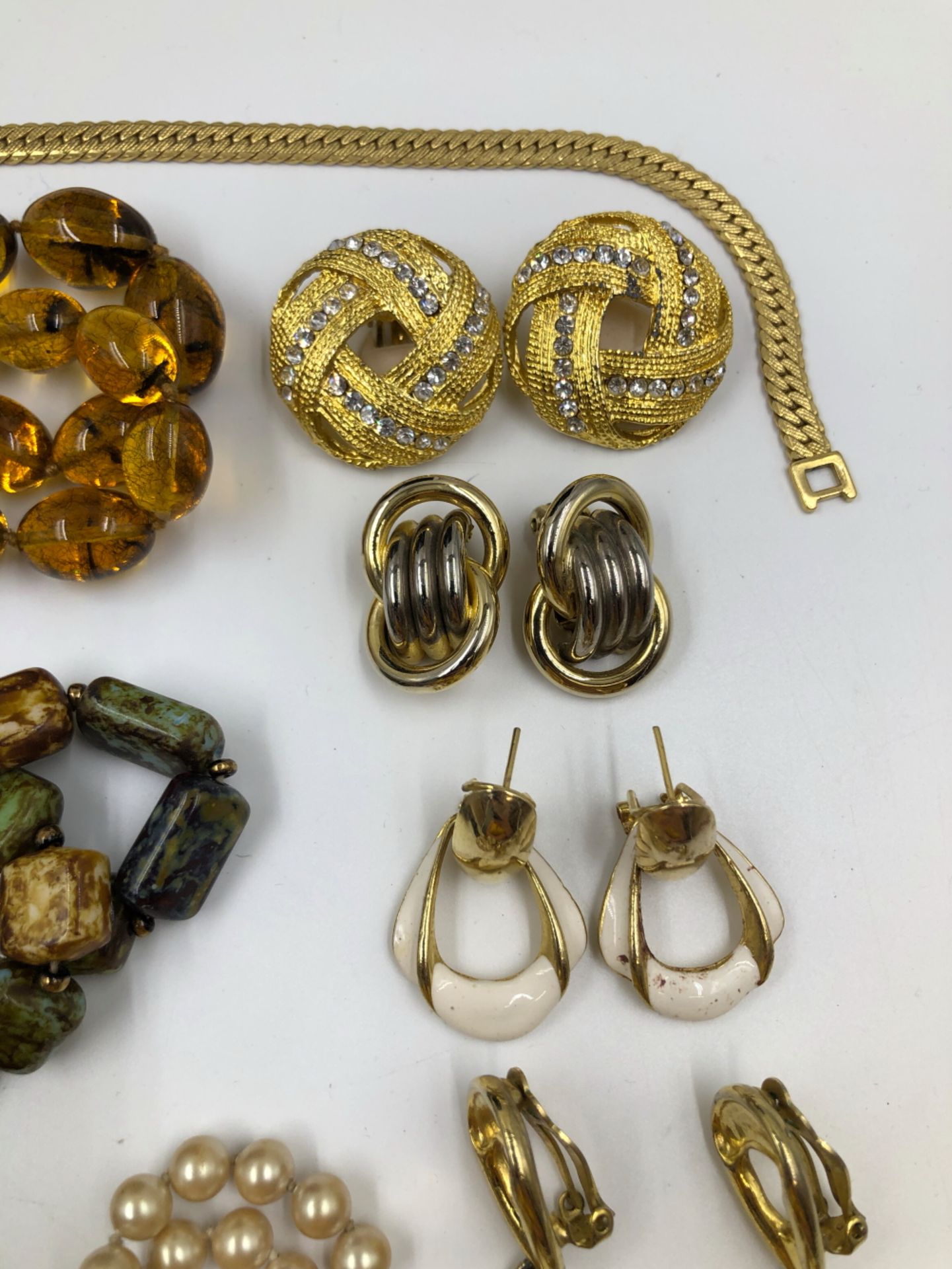 A COLLECTION OF FIVE PIECES OF MONET SIGNED COSTUME JEWELLERY, TOGETHER WITH OTHER VINTAGE COSTUME - Image 7 of 9