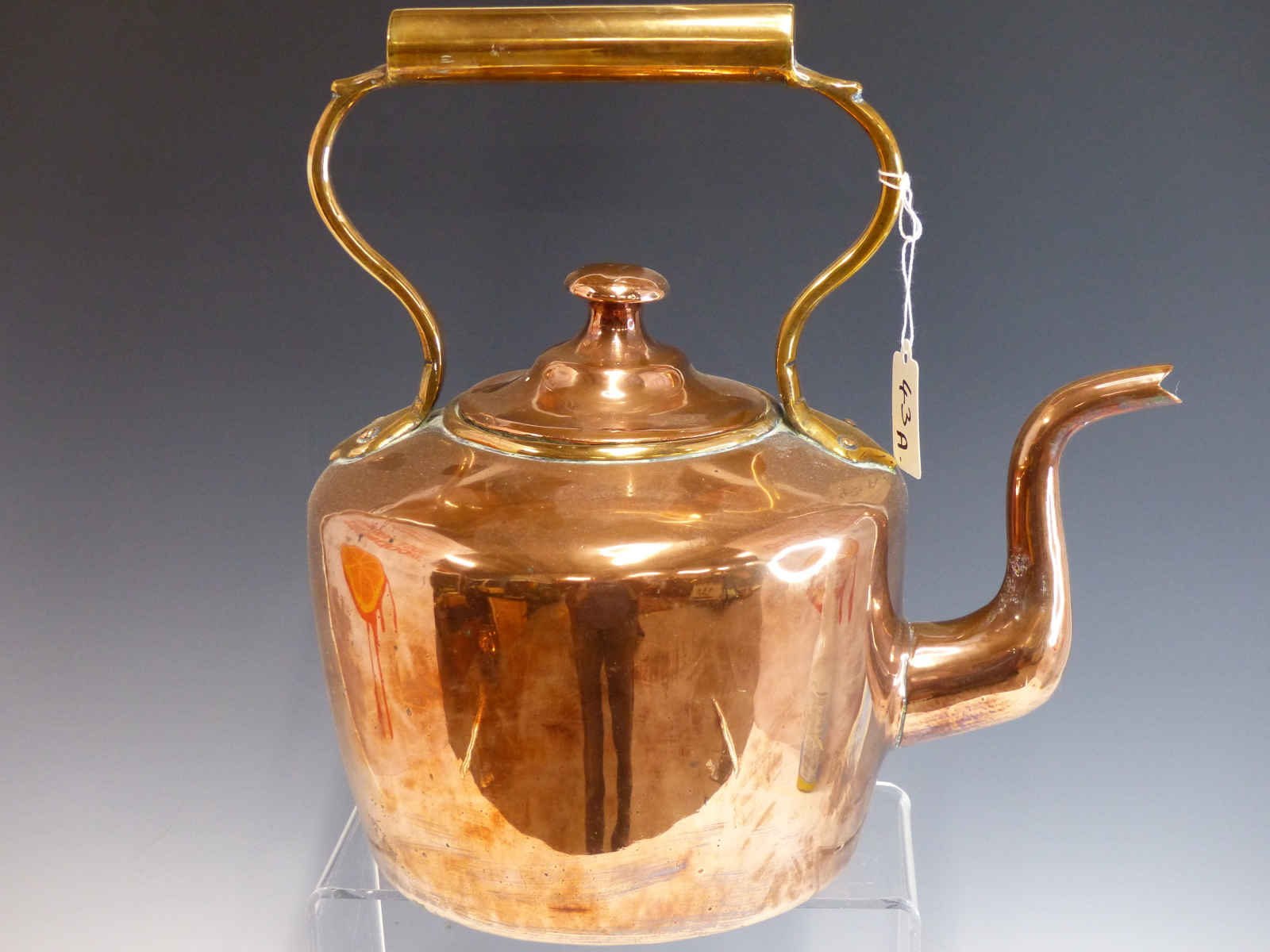 A LARGE EARLY VICTORIAN COPPER KETTLE. - Image 2 of 3