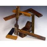A GROUP OF VINTAGE CARPENTERS TOOLS INCLUDING WOODEN PLANE, A ROSEWOOD AND BRASS SQUARE, A LEVEL,