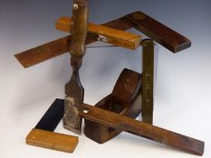 A GROUP OF VINTAGE CARPENTERS TOOLS INCLUDING WOODEN PLANE, A ROSEWOOD AND BRASS SQUARE, A LEVEL,