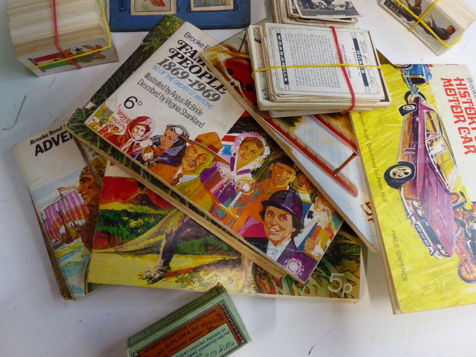 A QUANTITY OF CIGARETTE AND TEA CARDS, SOME LOOSE AND OTHERS IN ALBUMS, TOGETHER WITH VARIOUS - Bild 3 aus 8