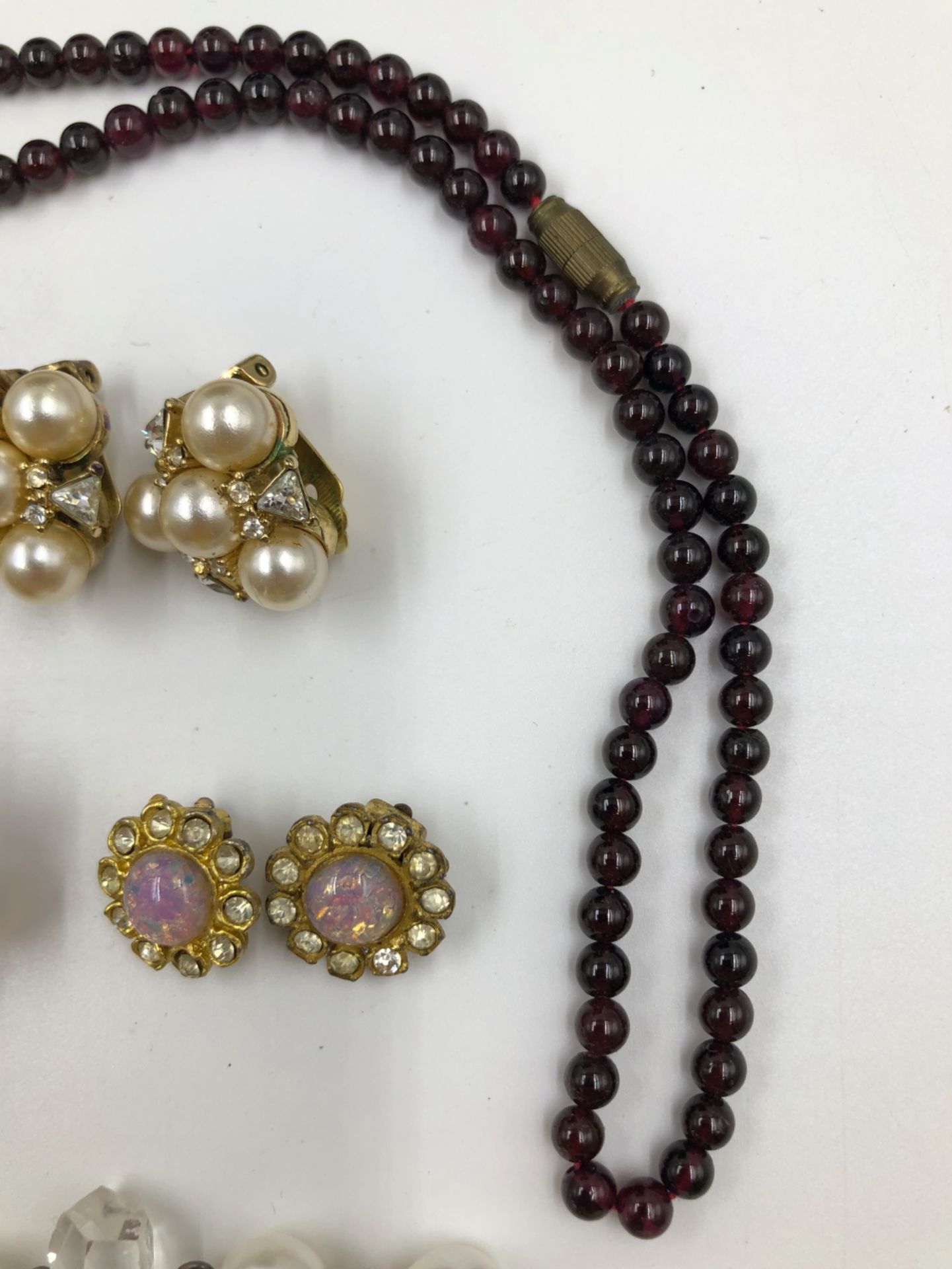 A VINTAGE BEADED GARNET NECKLACE TOGETHER WITH A PAIR OF VINTAGE COSTUME CLIP ON EARRINGS SIGNED - Bild 4 aus 6