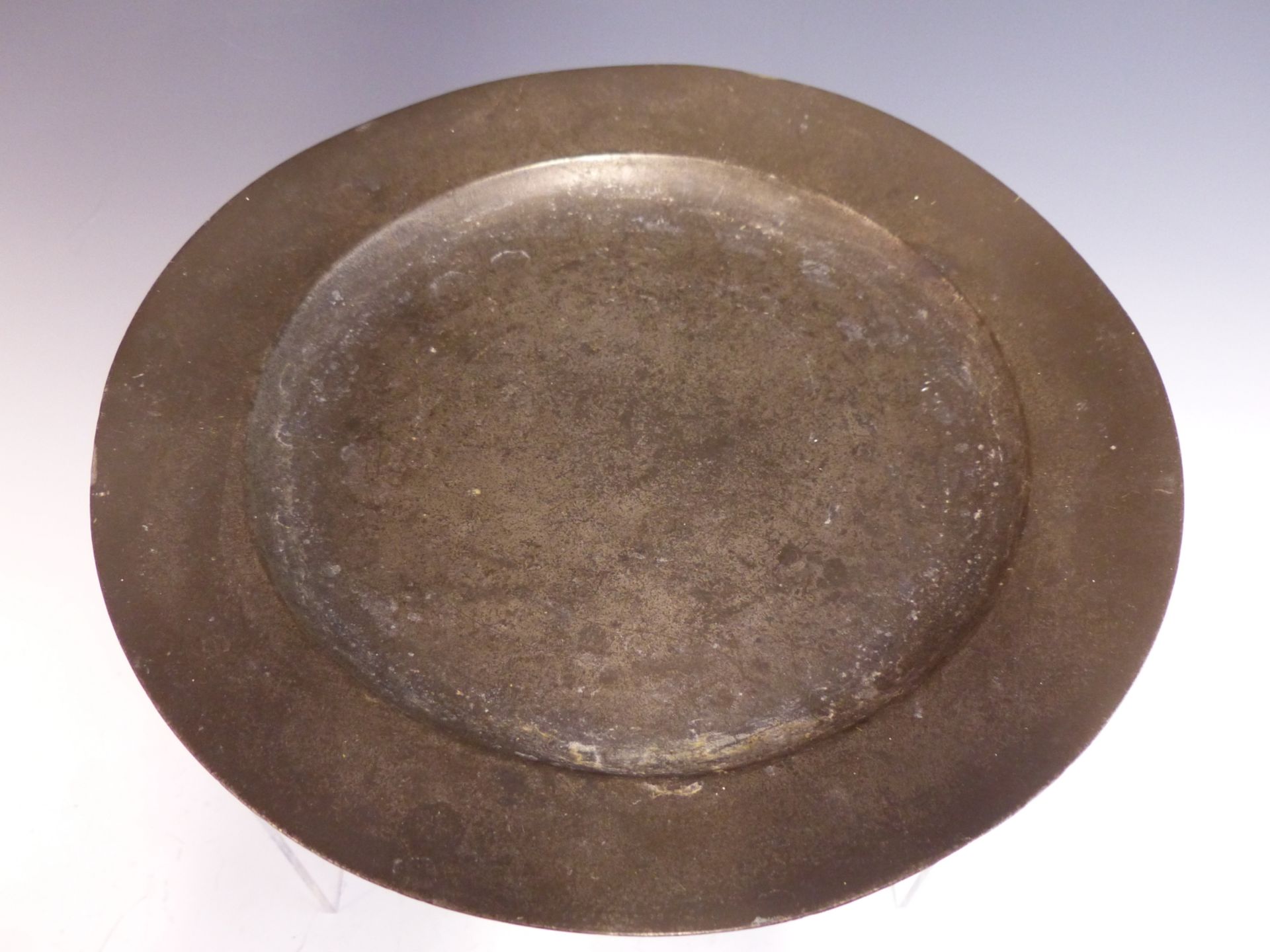 AN 18TH CENTURY PEWTER CHARGER WITH WELL DEFINED LONDON TOUCH MARKS FOR SAMUEL DUNCOMBE. TOGETHER - Image 8 of 9