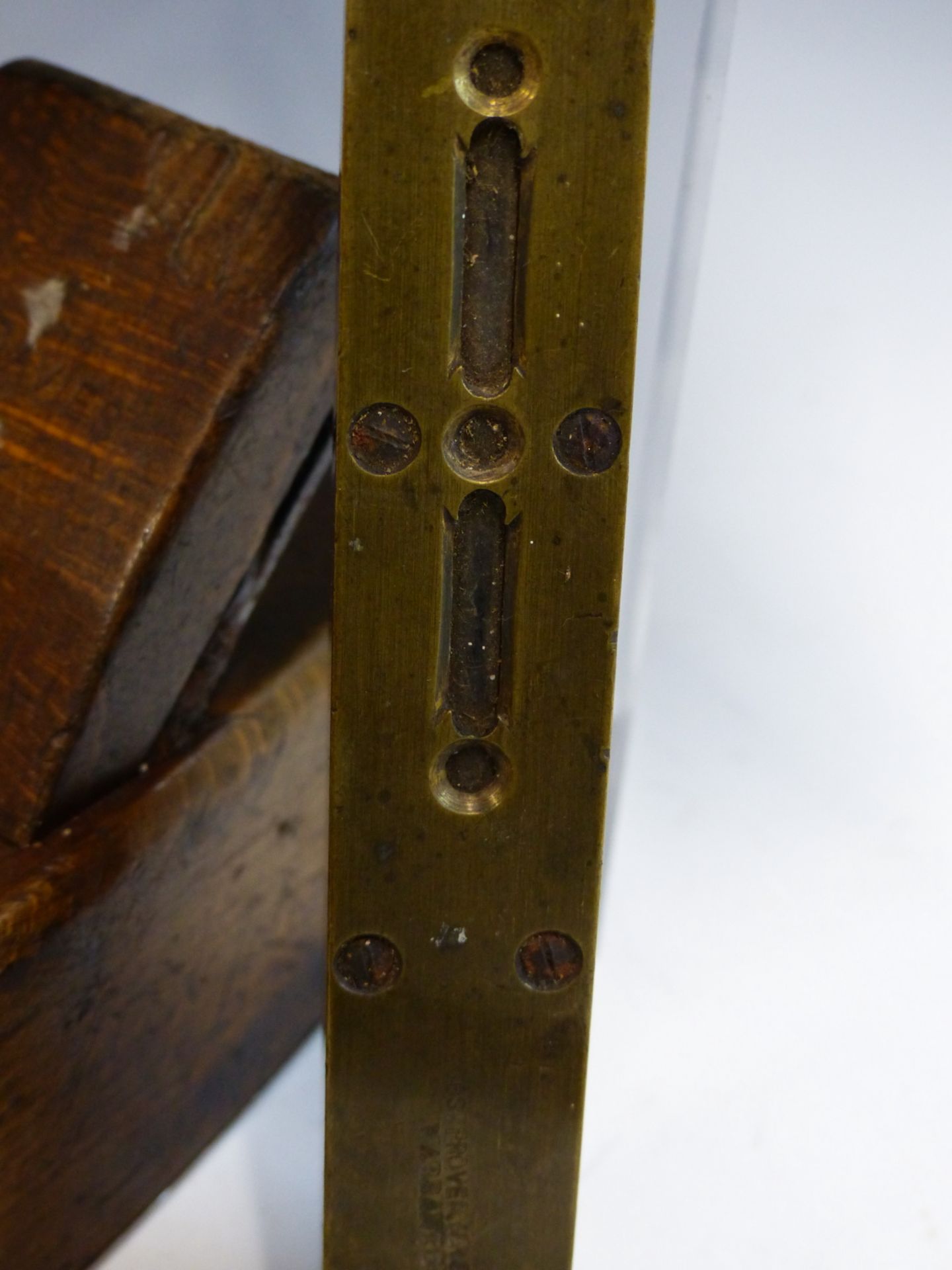 A GROUP OF VINTAGE CARPENTERS TOOLS INCLUDING WOODEN PLANE, A ROSEWOOD AND BRASS SQUARE, A LEVEL, - Image 3 of 6