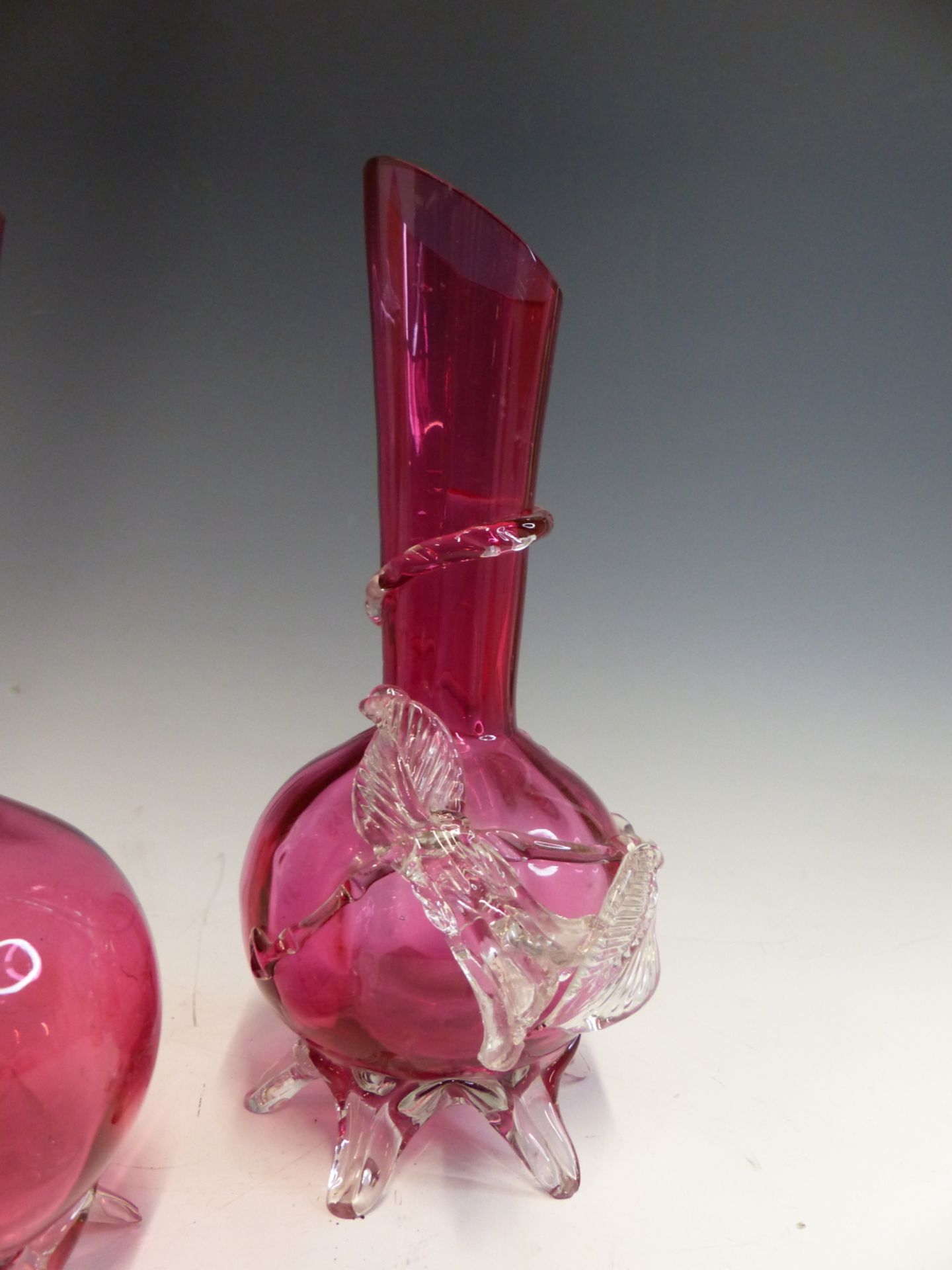 A PAIR OF EARLY 20TH CENTURY CRANBERRY GLASS VASES WITH SPIRAL AND FLOWER DECORATION. - Bild 3 aus 5