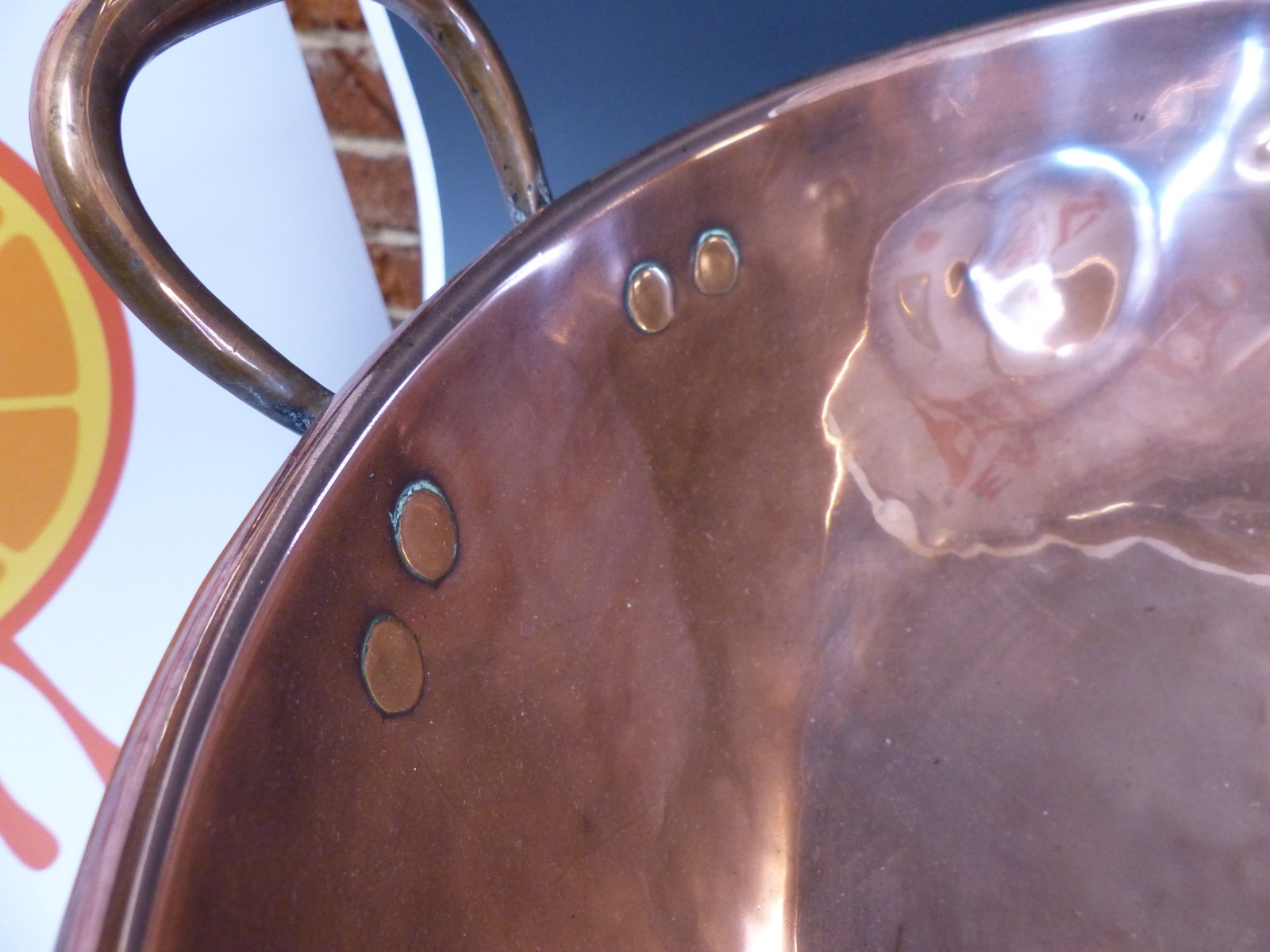 A LARGE VICTORIAN COPPER COUNTRY HOUSE KITCHEN MIXING BOWL. - Image 4 of 5