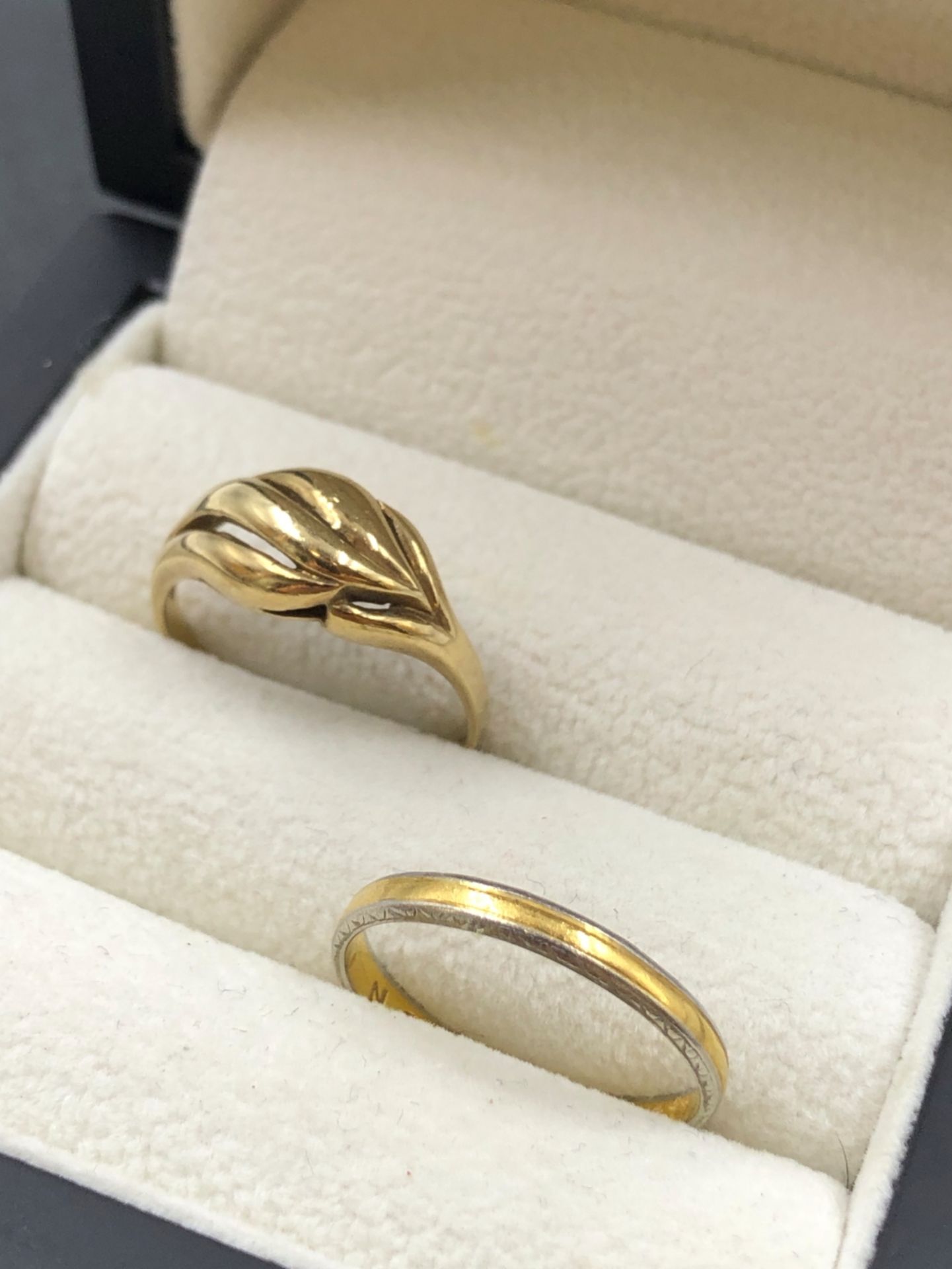 A 9ct HALLMARKED GOLD RING, FINGER SIZE O 1/2, TOGETHER WITH A 22ct AND PLATINUM HALLMARKED - Bild 2 aus 2