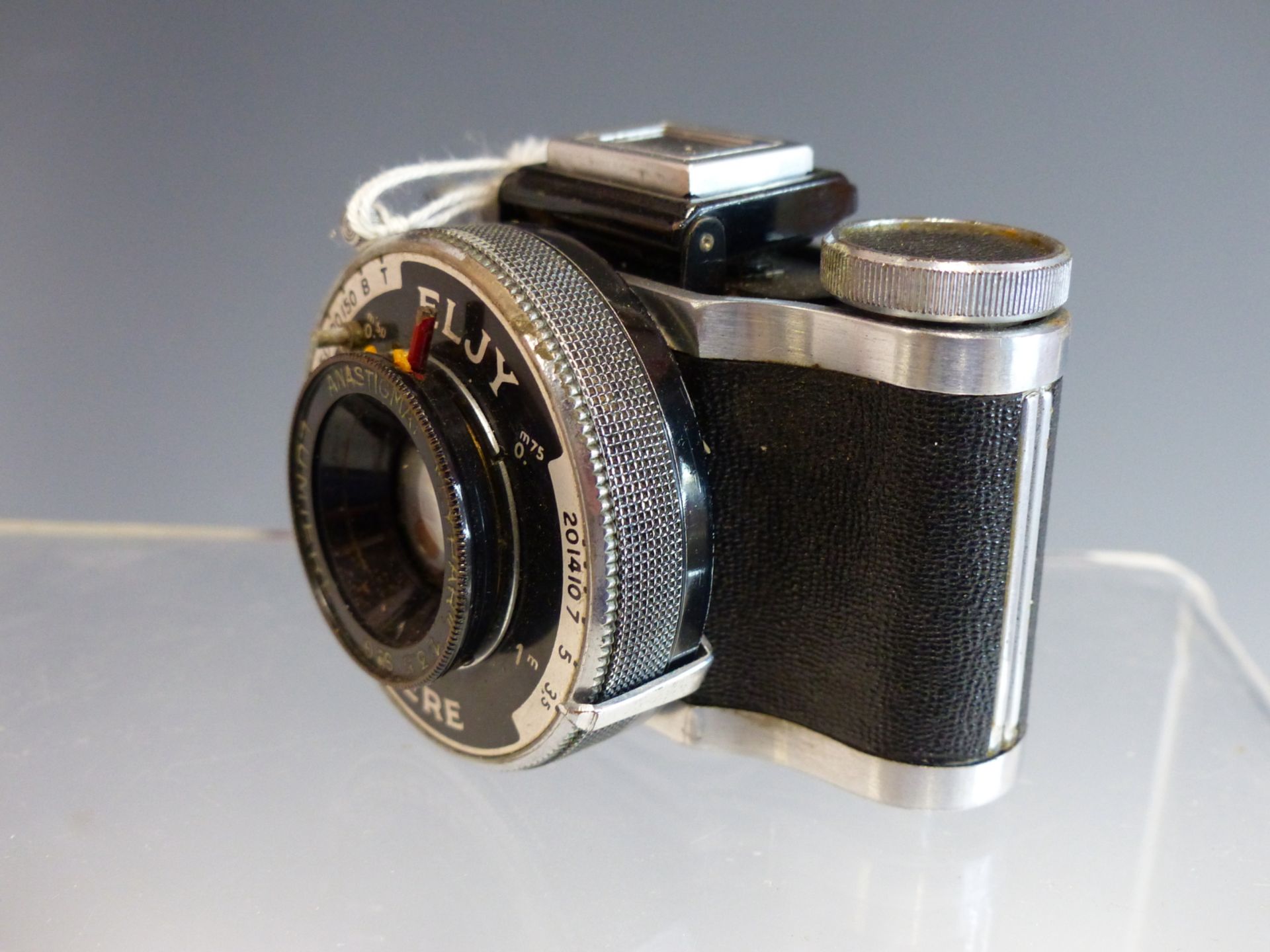 A VINTAGE ELJY LUMIERE MINIATURE ROLL FILM CAMERA WITH "LYPAR" LENS. - Image 2 of 4