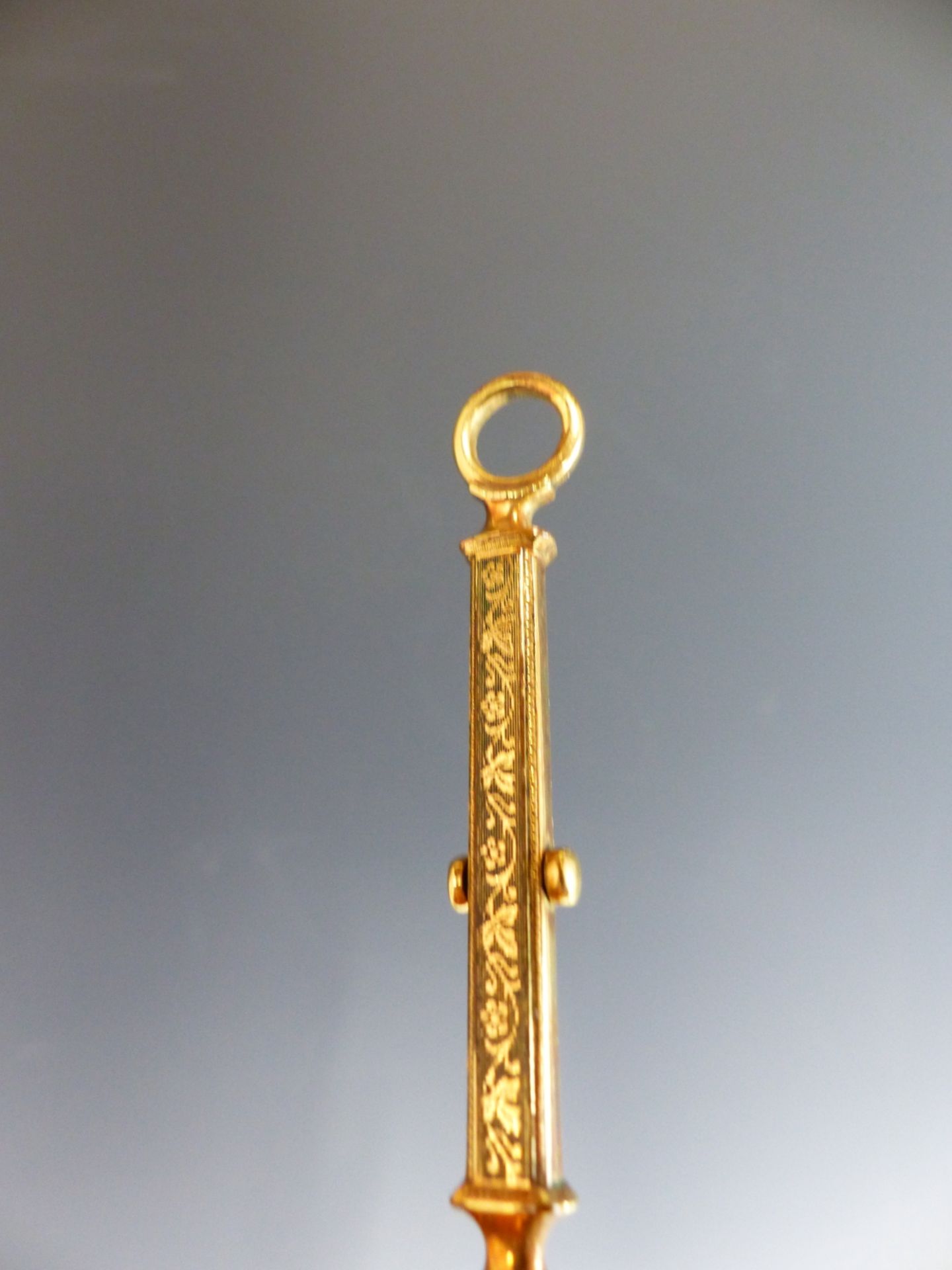 A FOLDING LORGNETTE WITH ENGRAVED GOLD PLATED FRAME. - Image 5 of 5