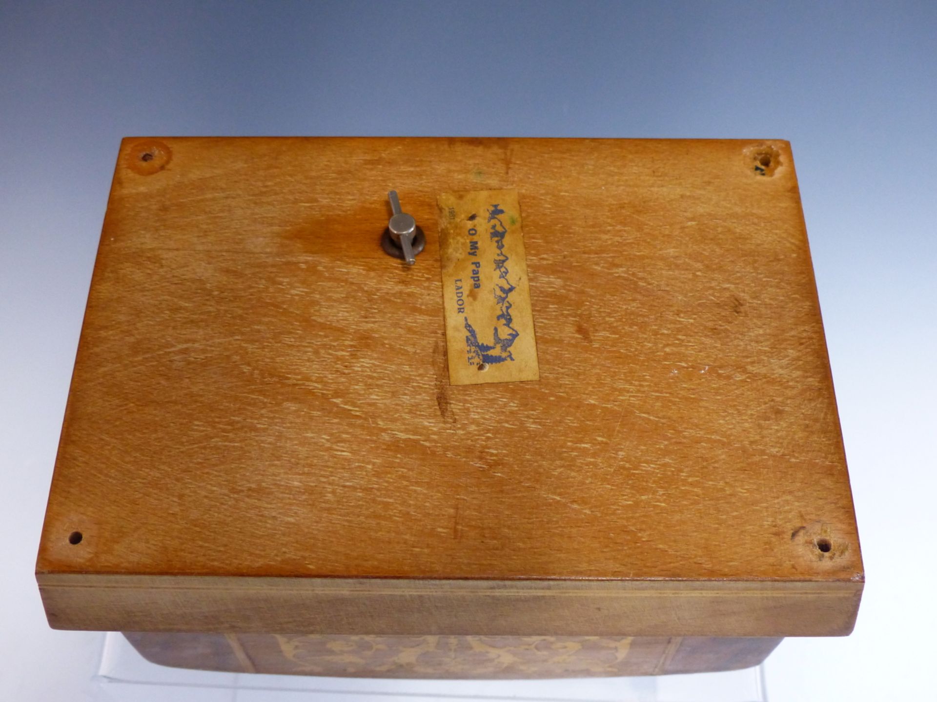 A SORRENTO INLAID WALNUT CIGARETTE DISPENSER BOX WITH MUSICAL MOVEMENT AND BALLERINA. - Image 4 of 4