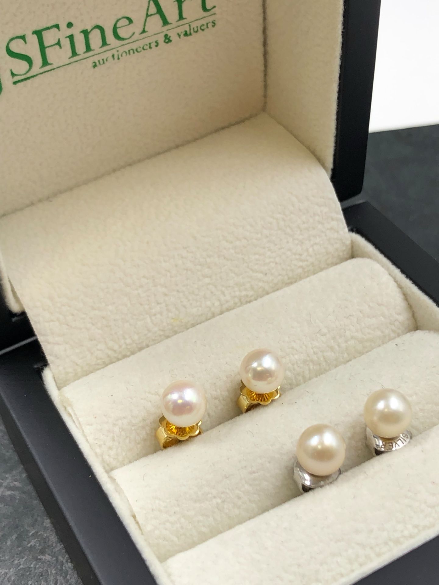 A PAIR OF CULTURED PEARL STUD EARRINGS, SET IN UNHALLMAKRED 18ct GOLD FITTINGS, COMPETE WITH 750 - Bild 2 aus 2