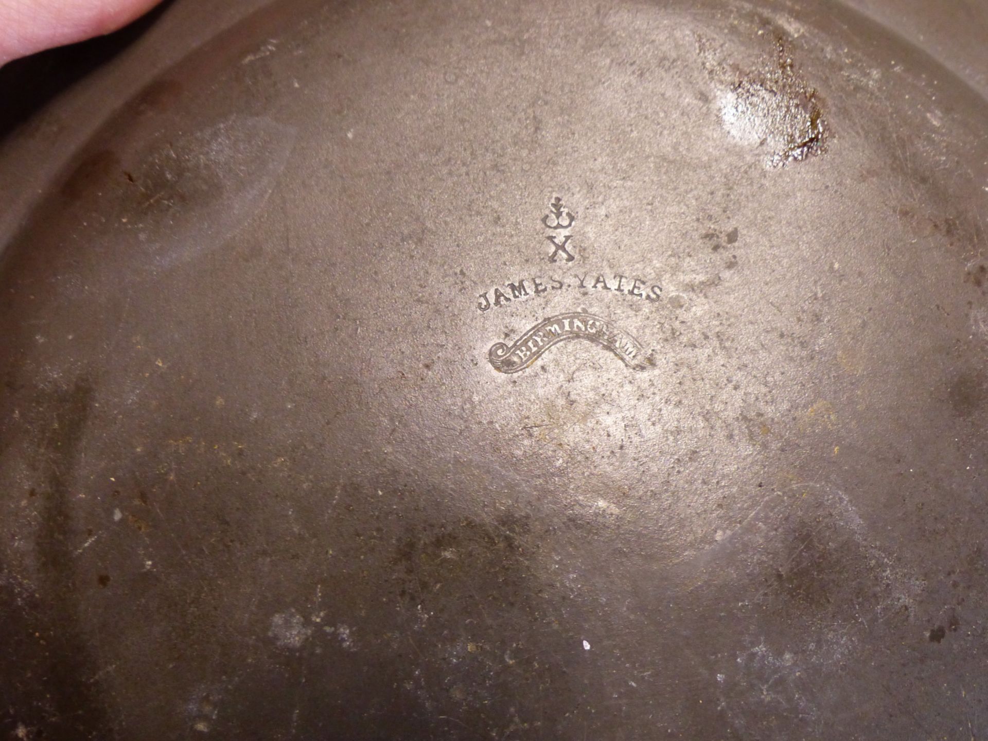 AN 18TH CENTURY PEWTER CHARGER WITH WELL DEFINED LONDON TOUCH MARKS FOR SAMUEL DUNCOMBE. TOGETHER - Image 9 of 9