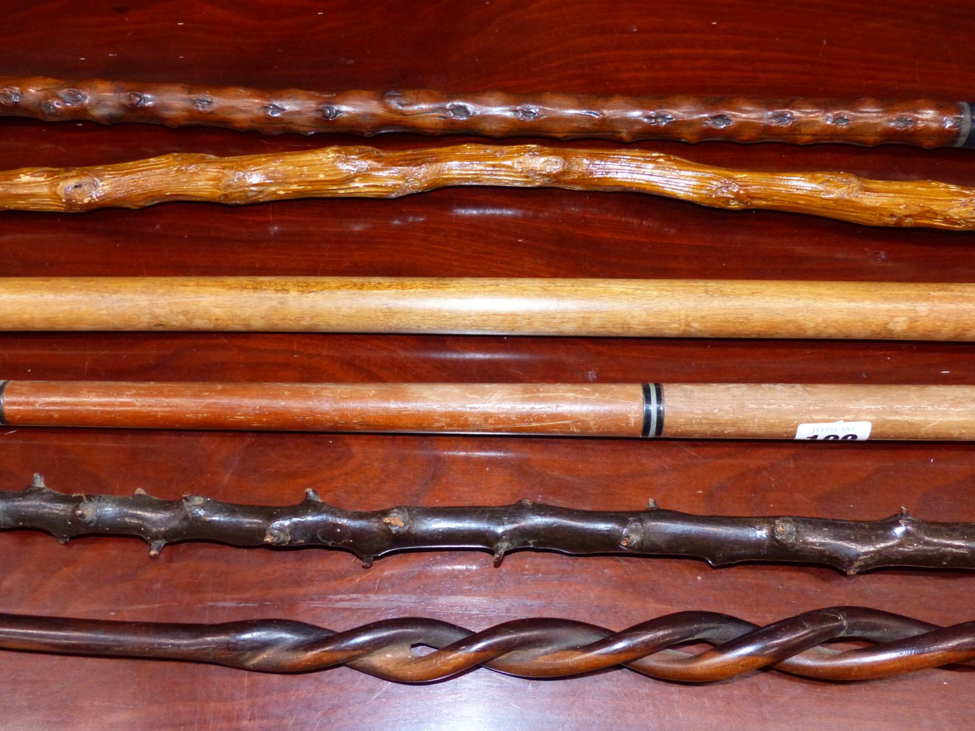 A GROUP OF WALKING STICKS TO INCLUDE TWO EXAMPLES CONTAINING CONCEALED DRINKS FLASKS, AN AFRICAN - Image 2 of 22