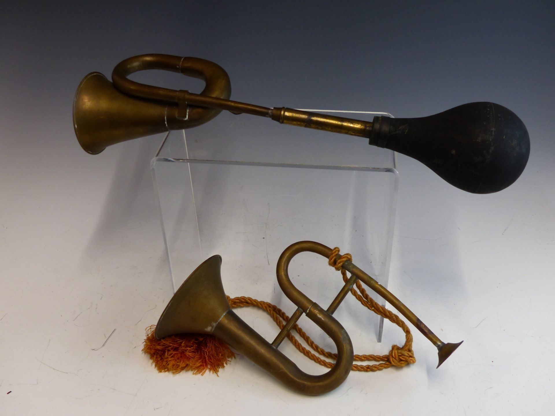 A VINTAGE BRASS F. BESSON CORNET AND TWO SMALL BRASS HORNS. - Bild 5 aus 5