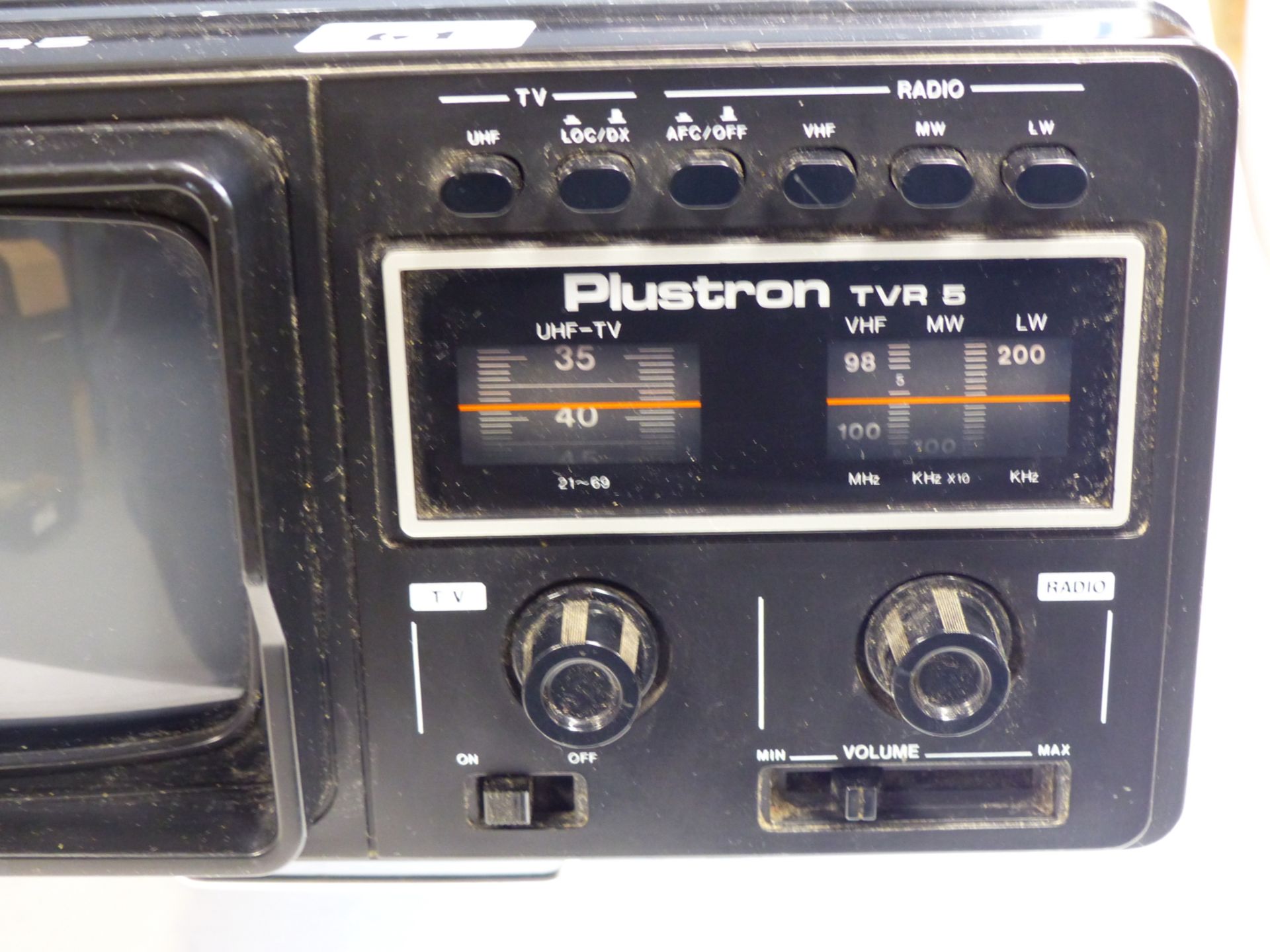 A RETRO VINTAGE PLUSTRON TVR 5 PORTABLE TV RADIO. - Image 4 of 5