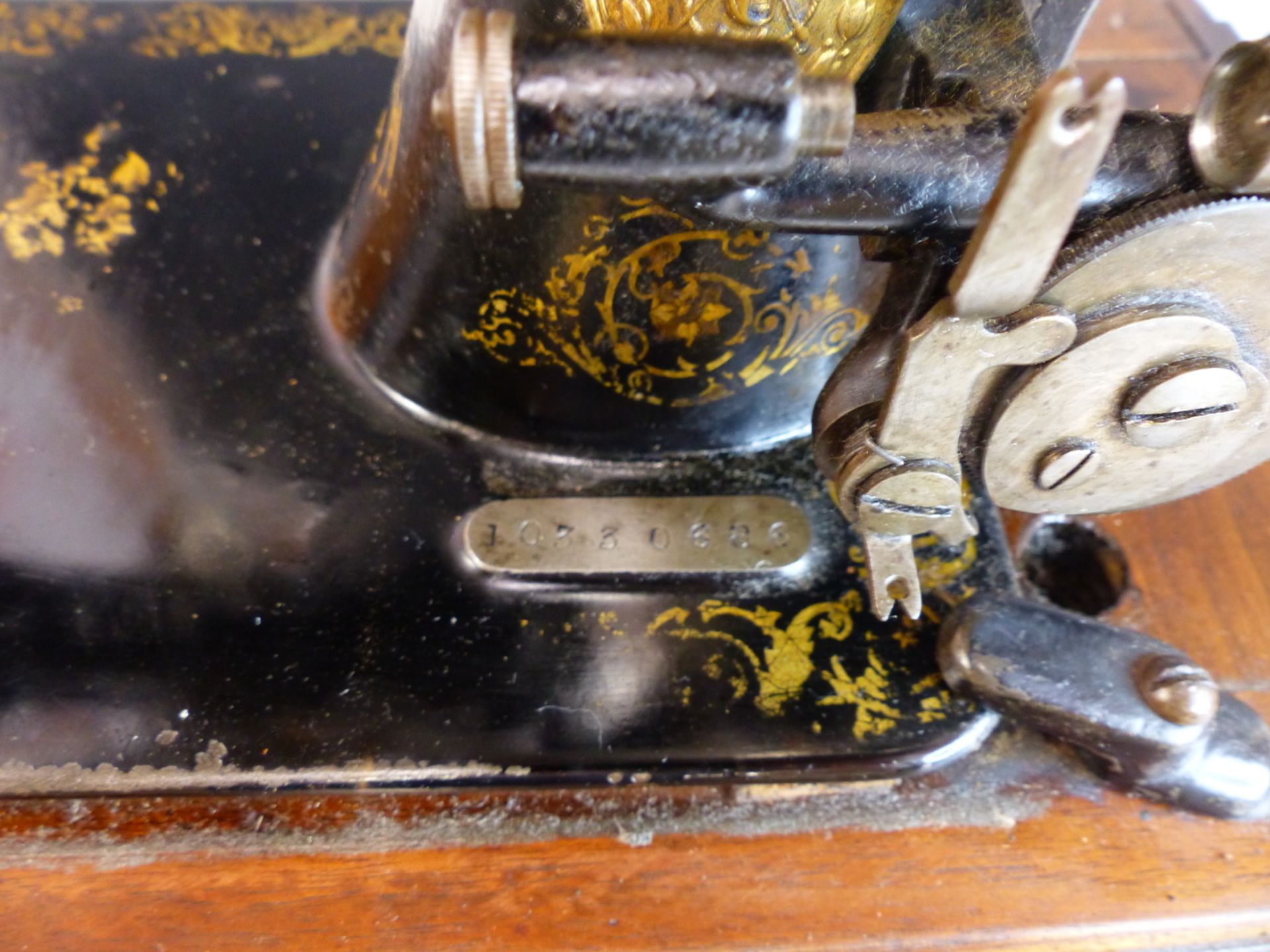 A VINTAGE SINGER SEWING MACHINE IN ORIGINAL CASE. - Image 2 of 3