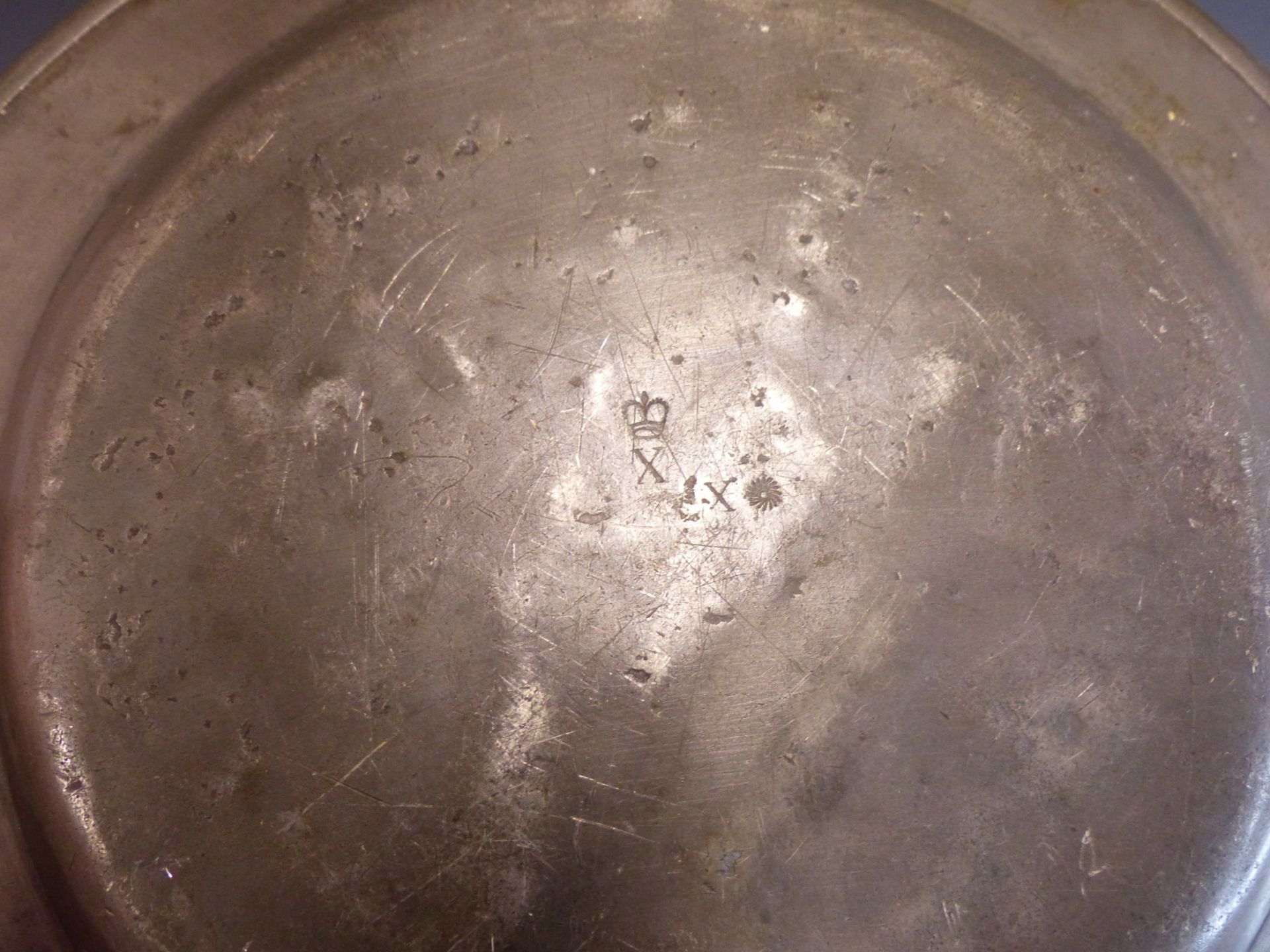 AN 18TH CENTURY PEWTER CHARGER WITH WELL DEFINED LONDON TOUCH MARKS FOR SAMUEL DUNCOMBE. TOGETHER - Image 7 of 9