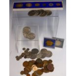 A COLLECTION OF VARIOUS COINS TO INCLUDE 16 CHURCHILL CROWNS, 4 KENNEDY HALF DOLLARS, A 1966